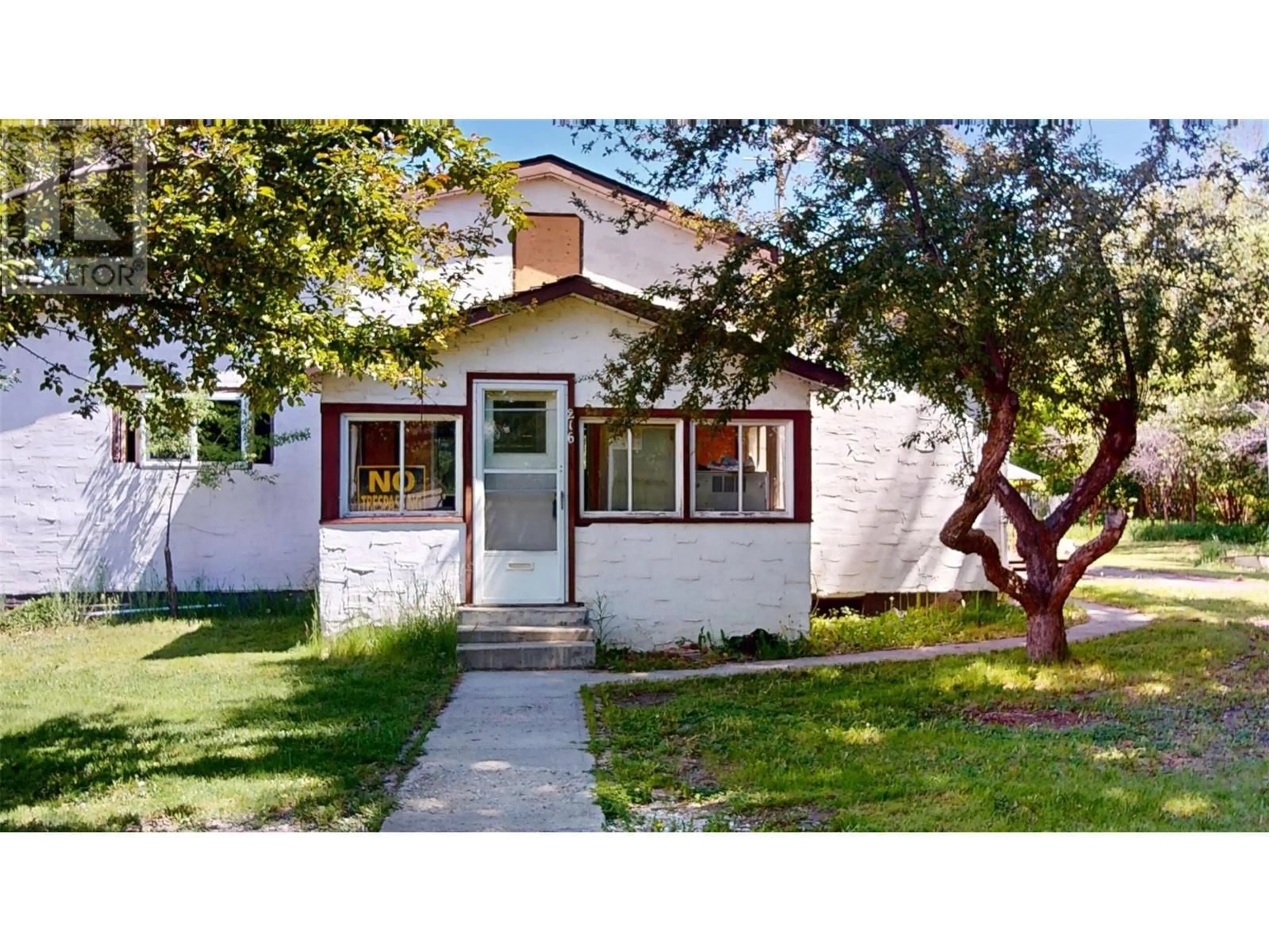 Home with vinyl exterior material, street for 216 17TH AVENUE NORTH, Cranbrook British Columbia V1C3X1