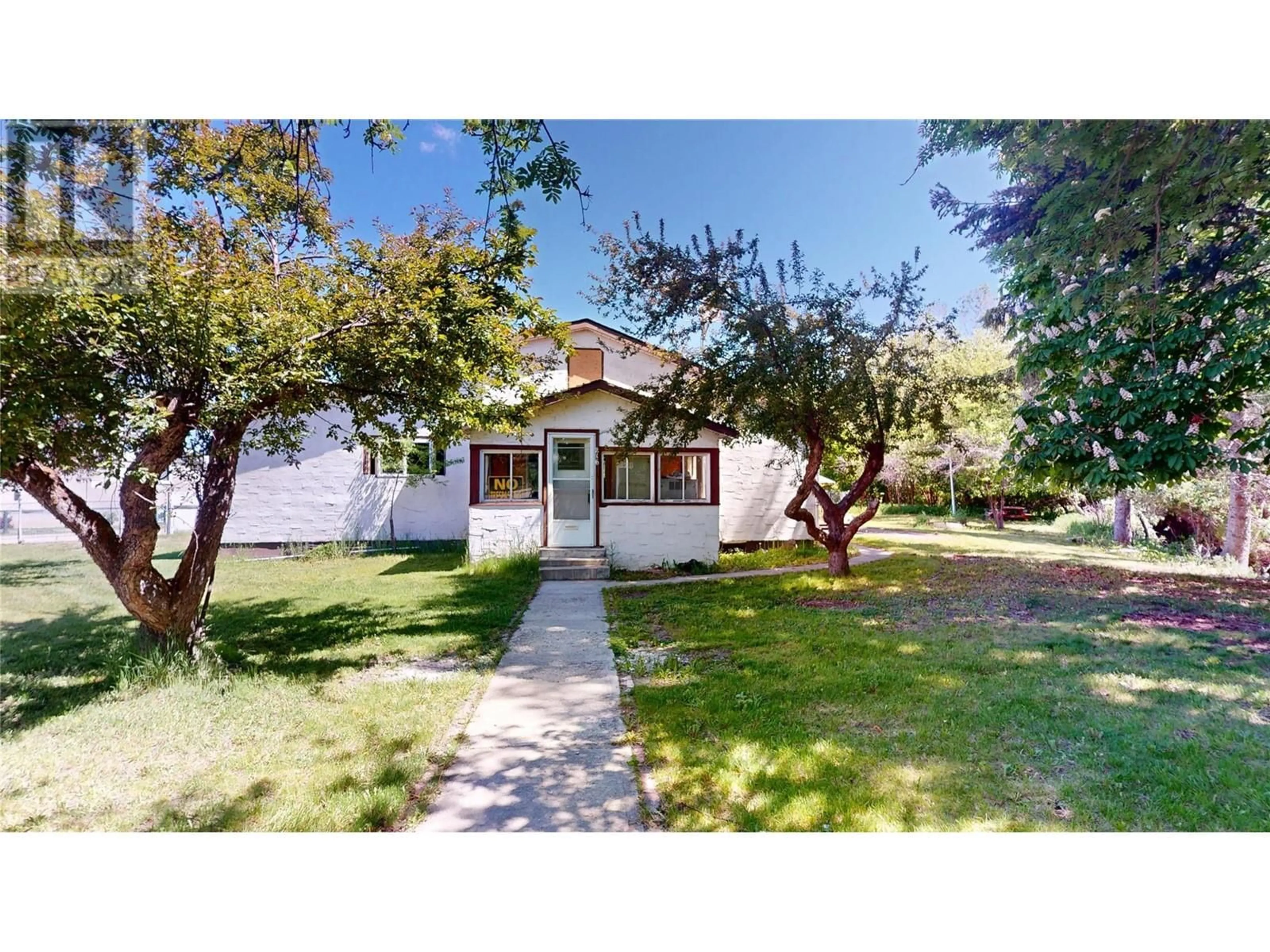 A pic from outside/outdoor area/front of a property/back of a property/a pic from drone, street for 216 17TH AVENUE NORTH, Cranbrook British Columbia V1C3X1