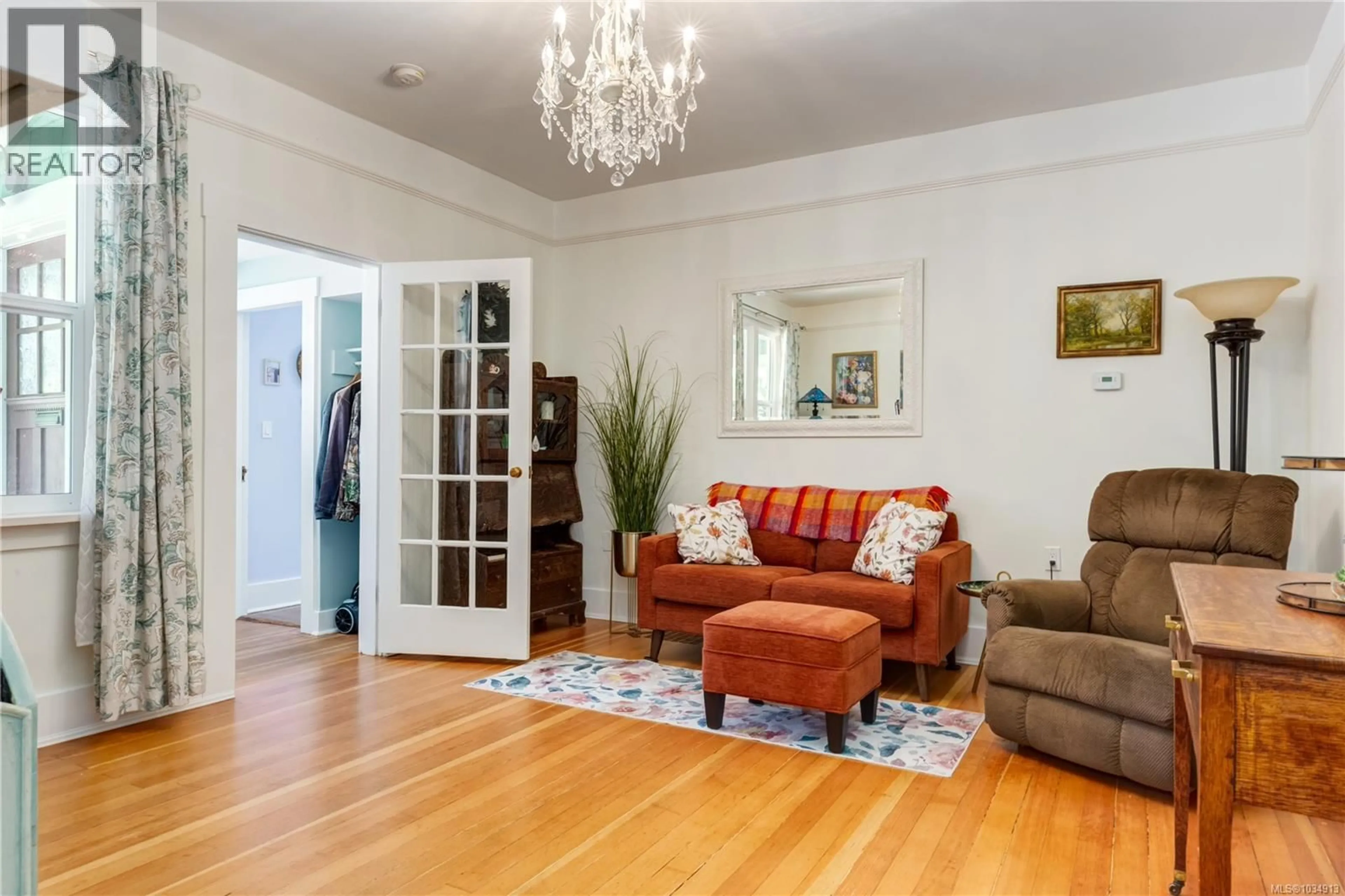 Living room with furniture, wood/laminate floor for 470 CAIRNSMORE STREET, Duncan British Columbia V9L1Z8