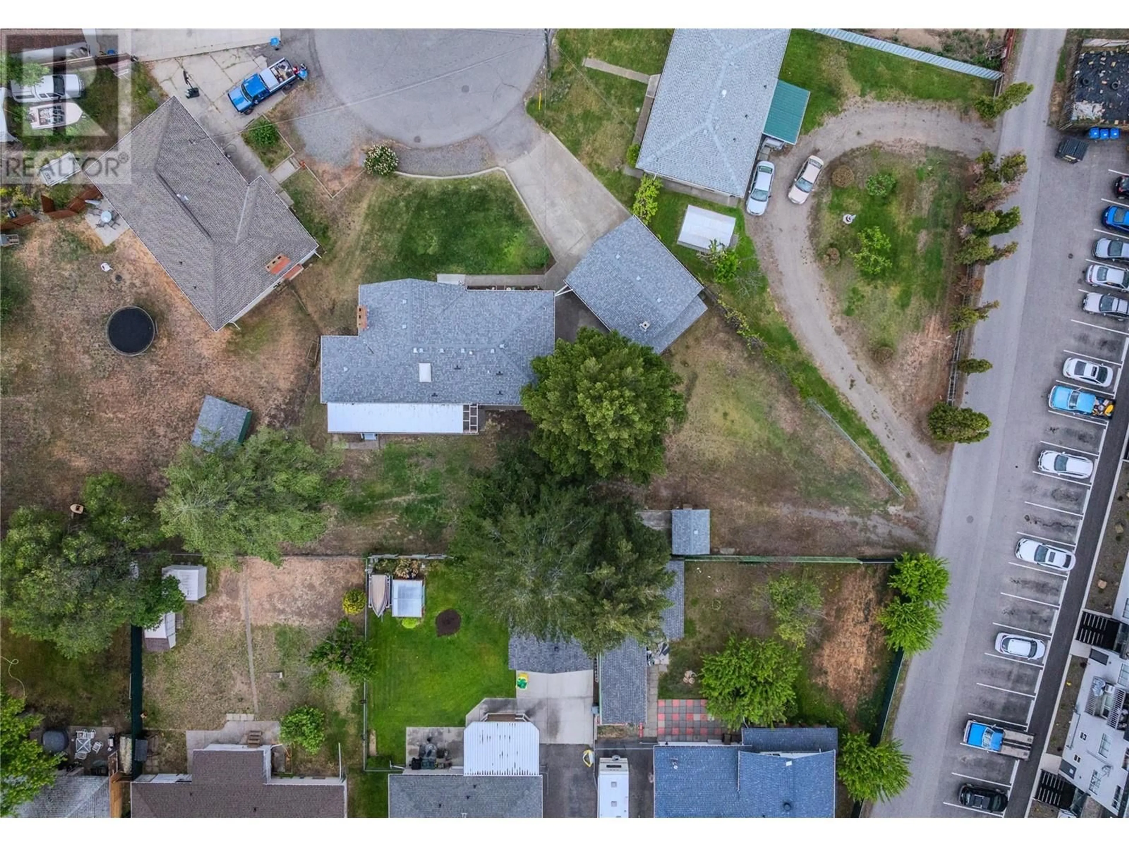 A pic from outside/outdoor area/front of a property/back of a property/a pic from drone, street for 918 KIRKLAND PLACE, Kamloops British Columbia V2B3Y6