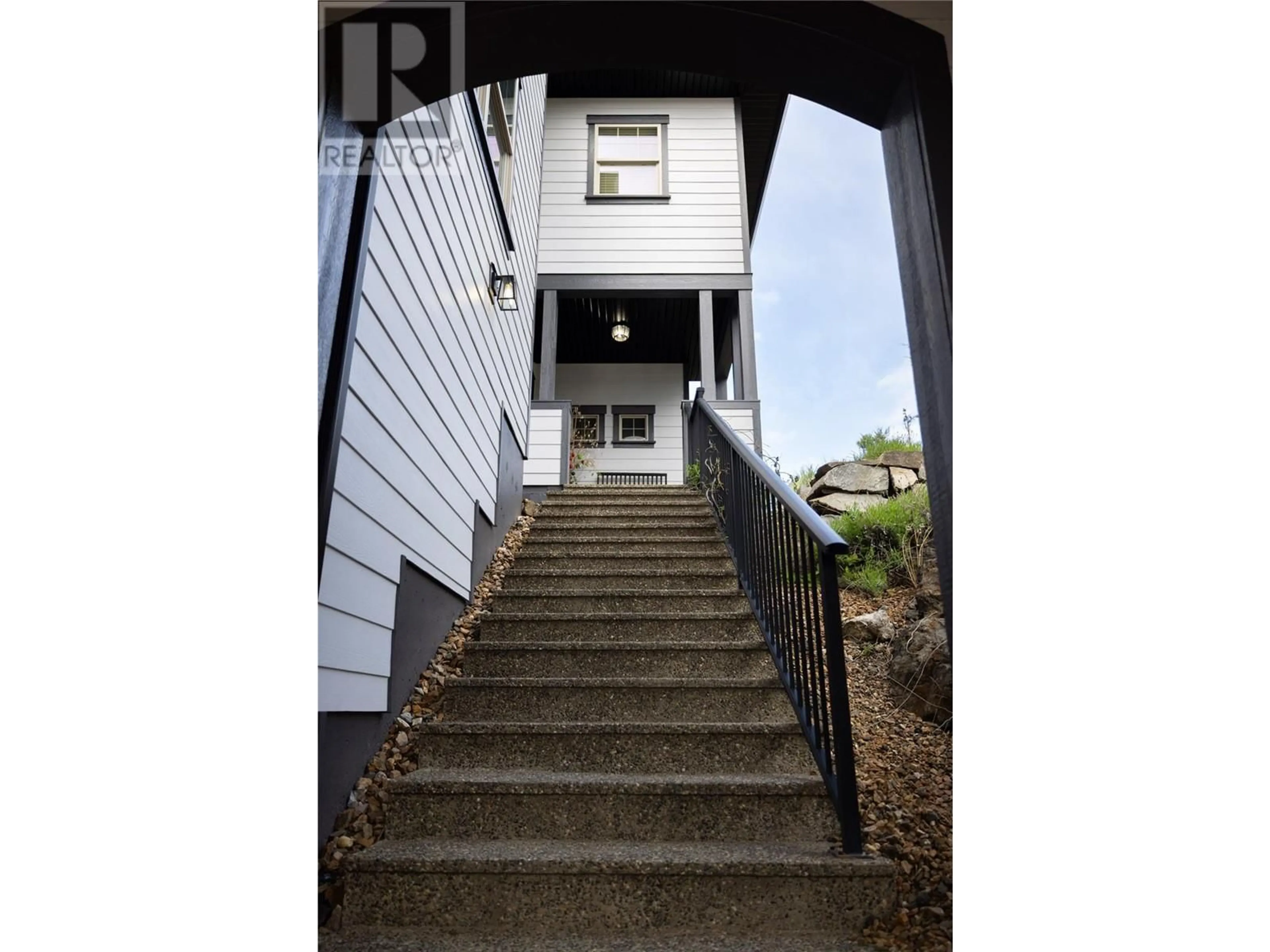 Stairs for 1433 RED MOUNTAIN PLACE, Vernon British Columbia V1B4A3