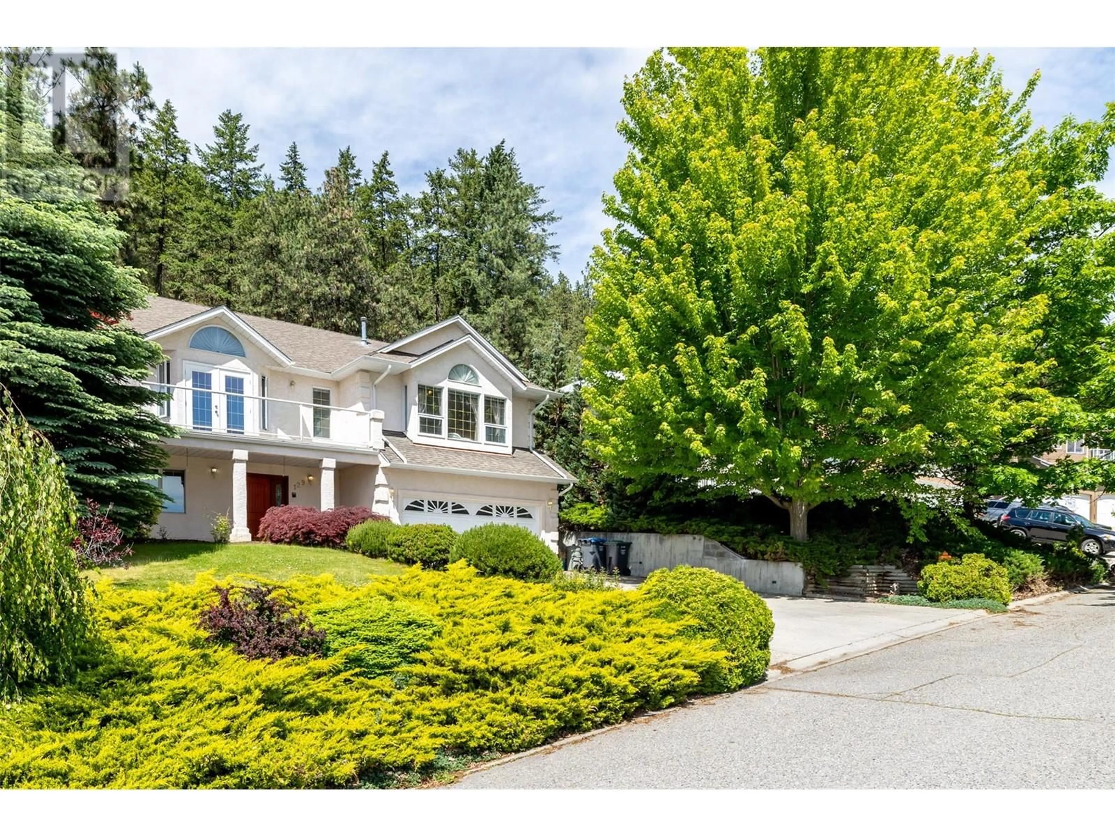 Home with vinyl exterior material, street for 129 APPLECREST COURT, Kelowna British Columbia V1V1W6