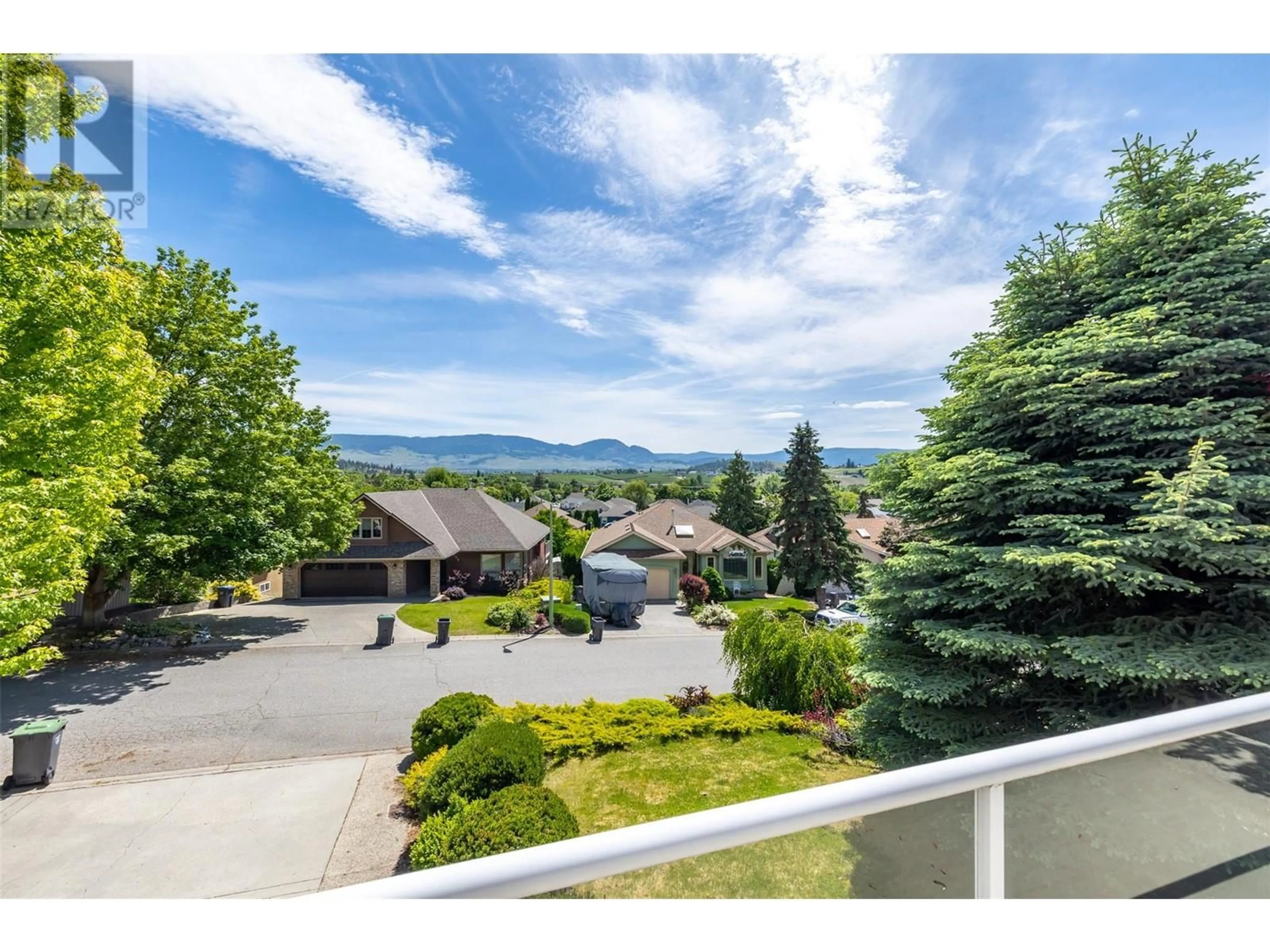 A pic from outside/outdoor area/front of a property/back of a property/a pic from drone, mountain view for 129 APPLECREST COURT, Kelowna British Columbia V1V1W6