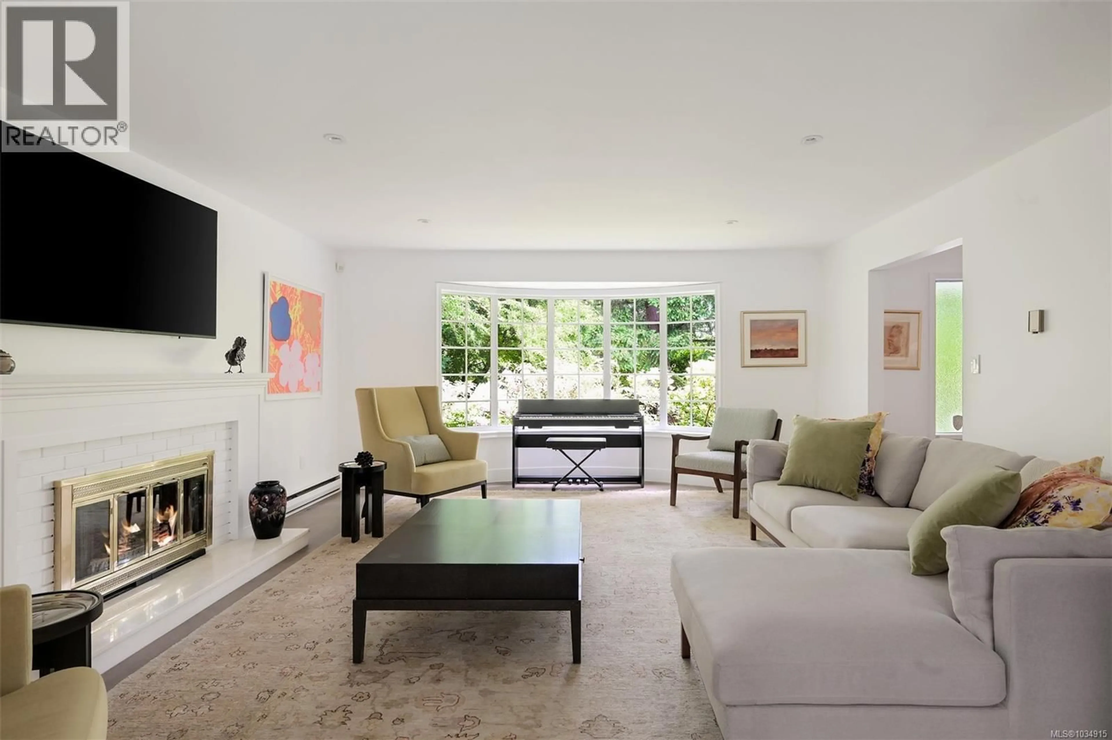 Living room with furniture, unknown for 2861 TUDOR AVENUE, Saanich British Columbia V8N1L6