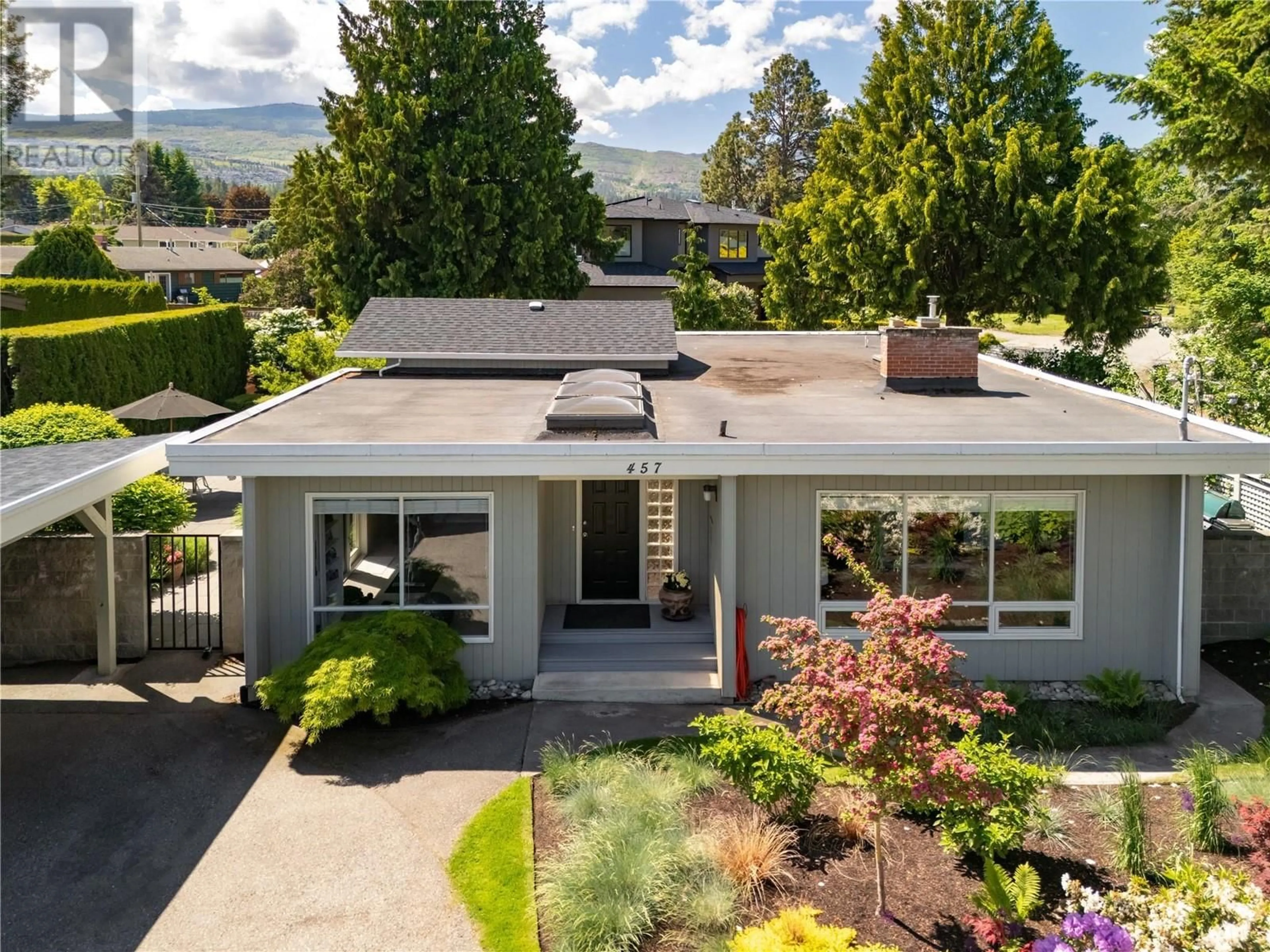 Home with vinyl exterior material, street for 457 SARSONS ROAD, Kelowna British Columbia V1W1C4