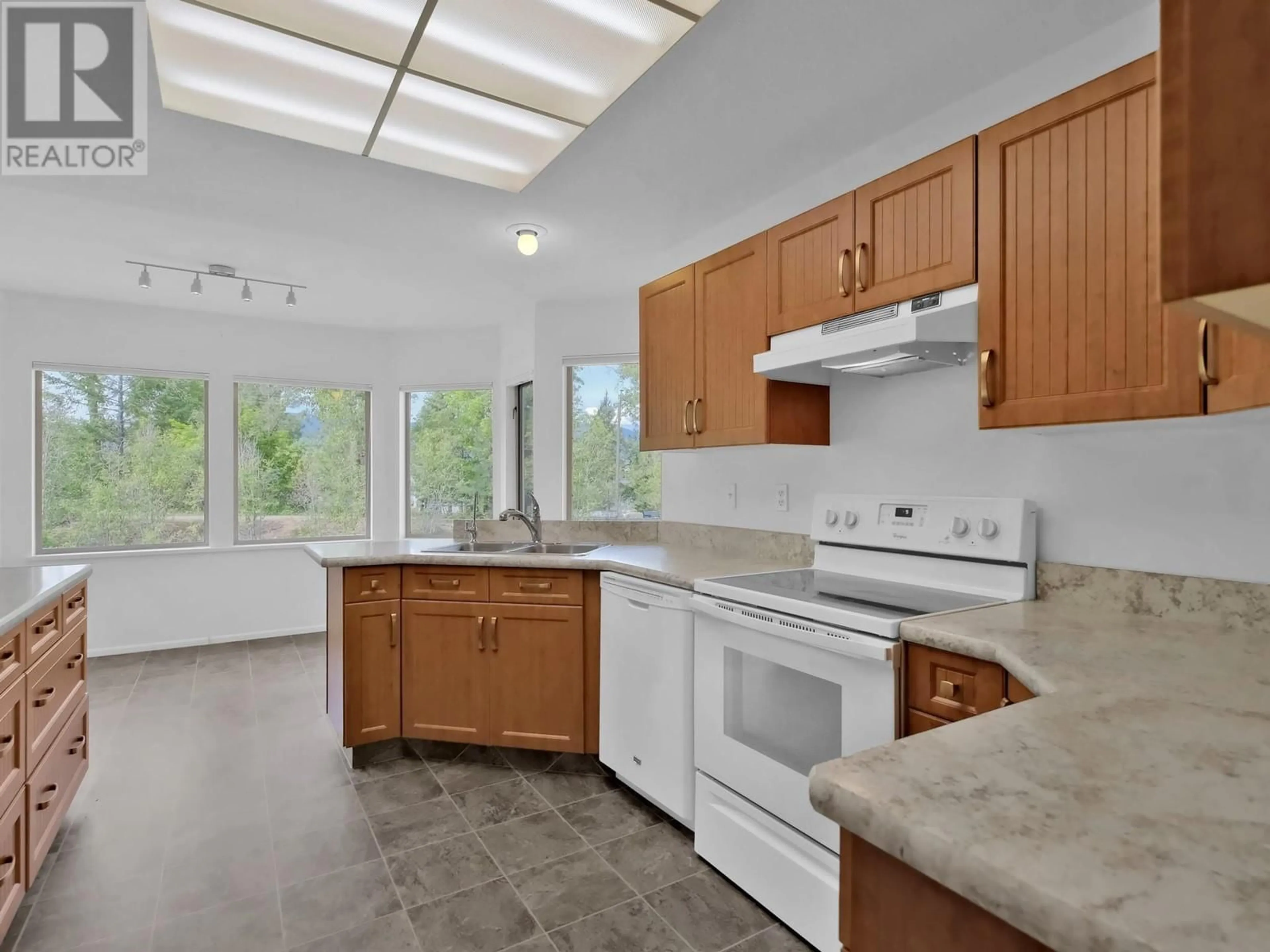 Open concept kitchen, ceramic/tile floor for 136 - 102 FORESTBROOK PLACE, Penticton British Columbia V2A2G4