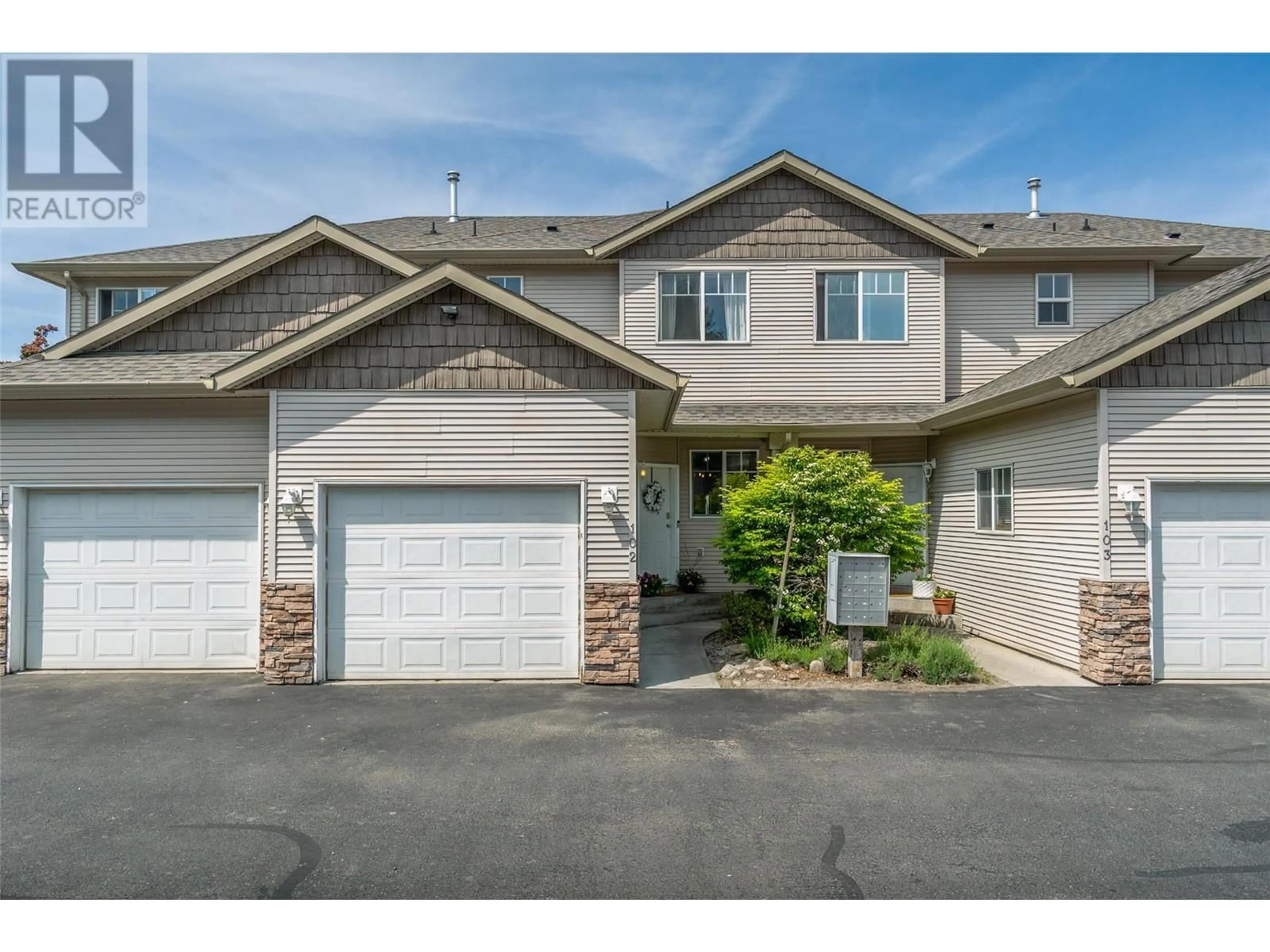 Home with vinyl exterior material, street for 102 - 1420 TERAI ROAD, Kelowna British Columbia V1X7H3