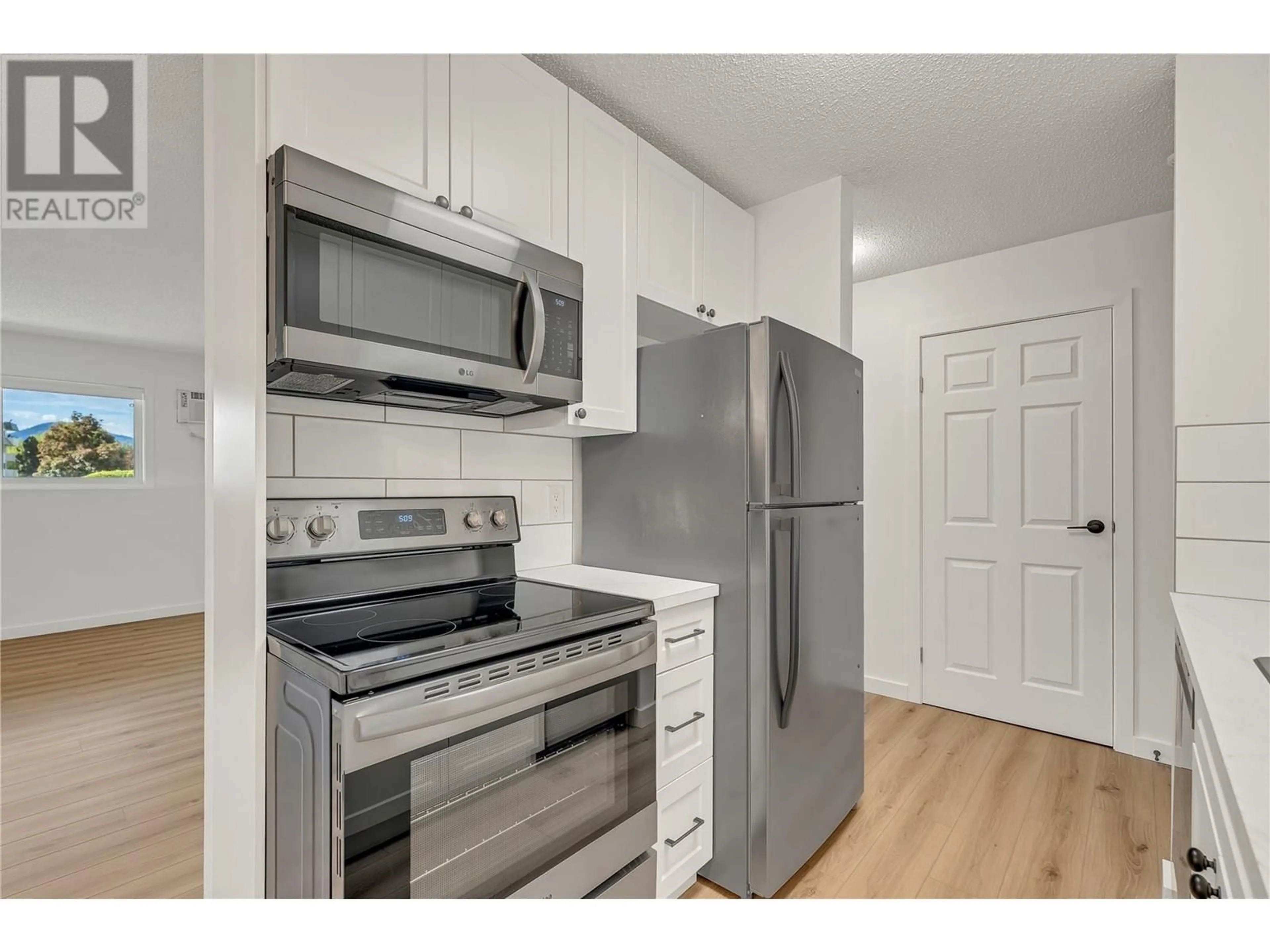 Standard kitchen, wood/laminate floor for 107 - 110 SKAHA PLACE, Penticton British Columbia V2A7L1