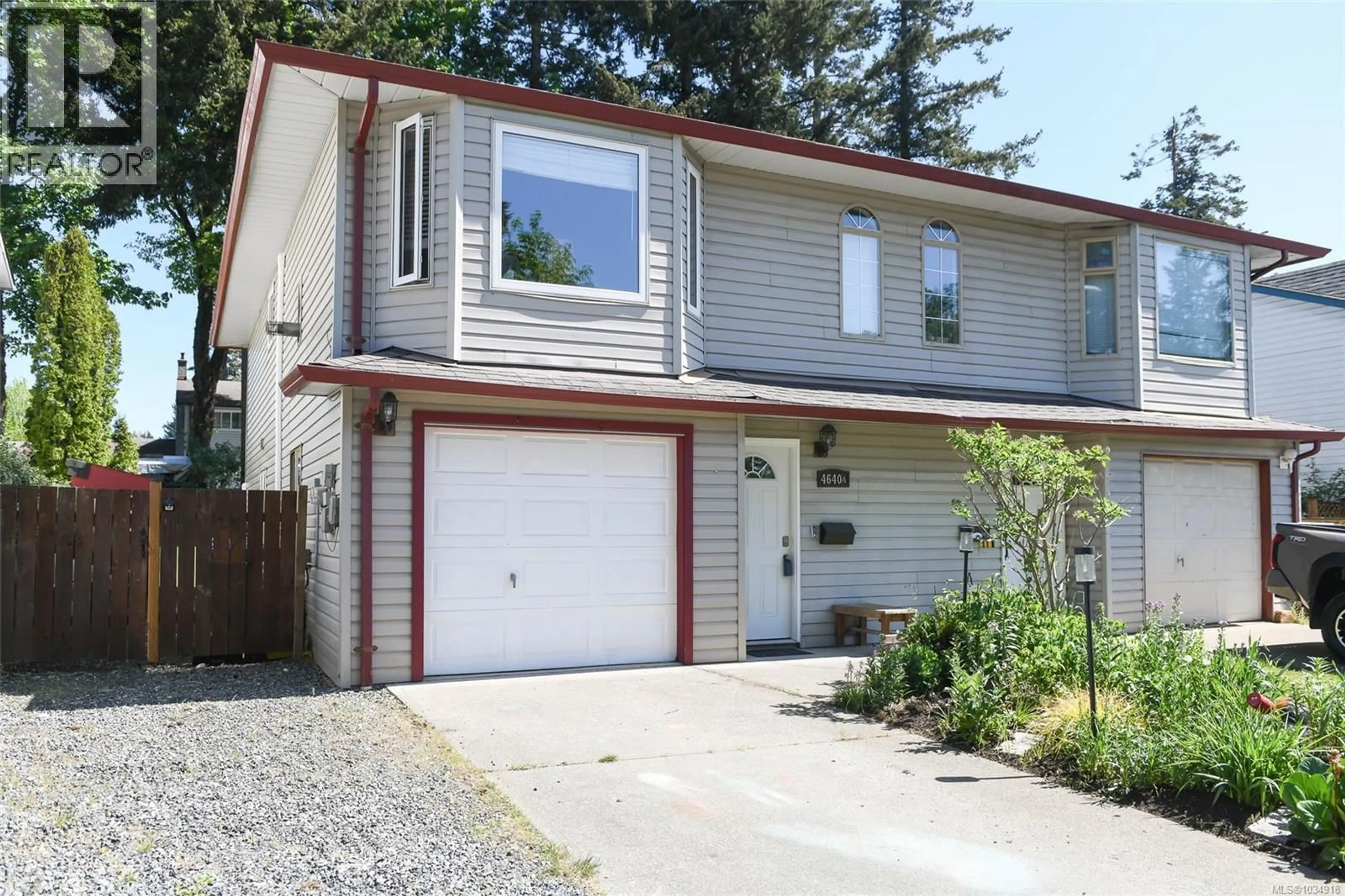 Home with vinyl exterior material, street for A - 4640 NORTHLAND PLACE, Courtenay British Columbia V9N8Y4