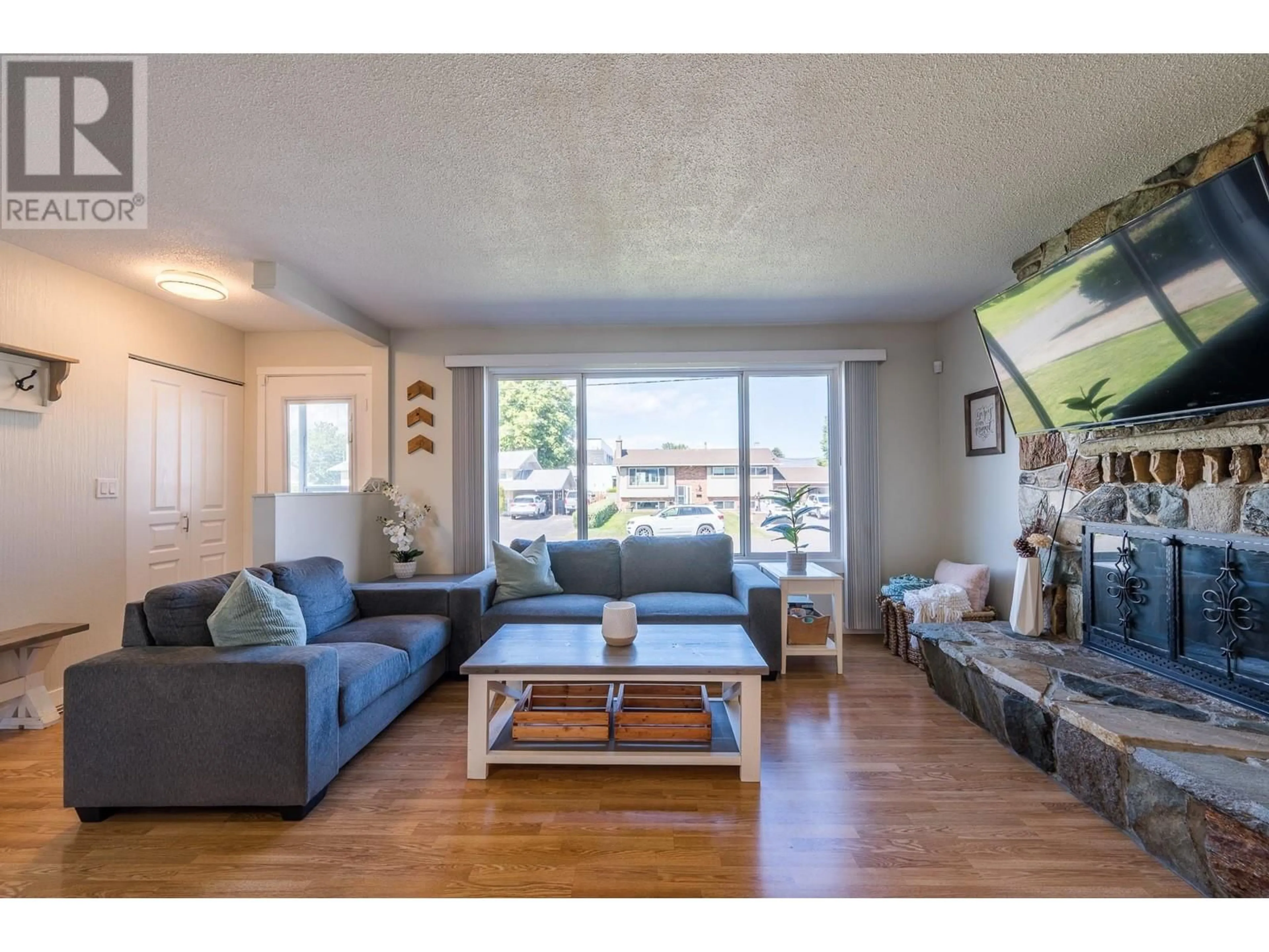 Living room with furniture, wood/laminate floor for 1139 CHATEAU STREET, Kamloops British Columbia V2B5R3