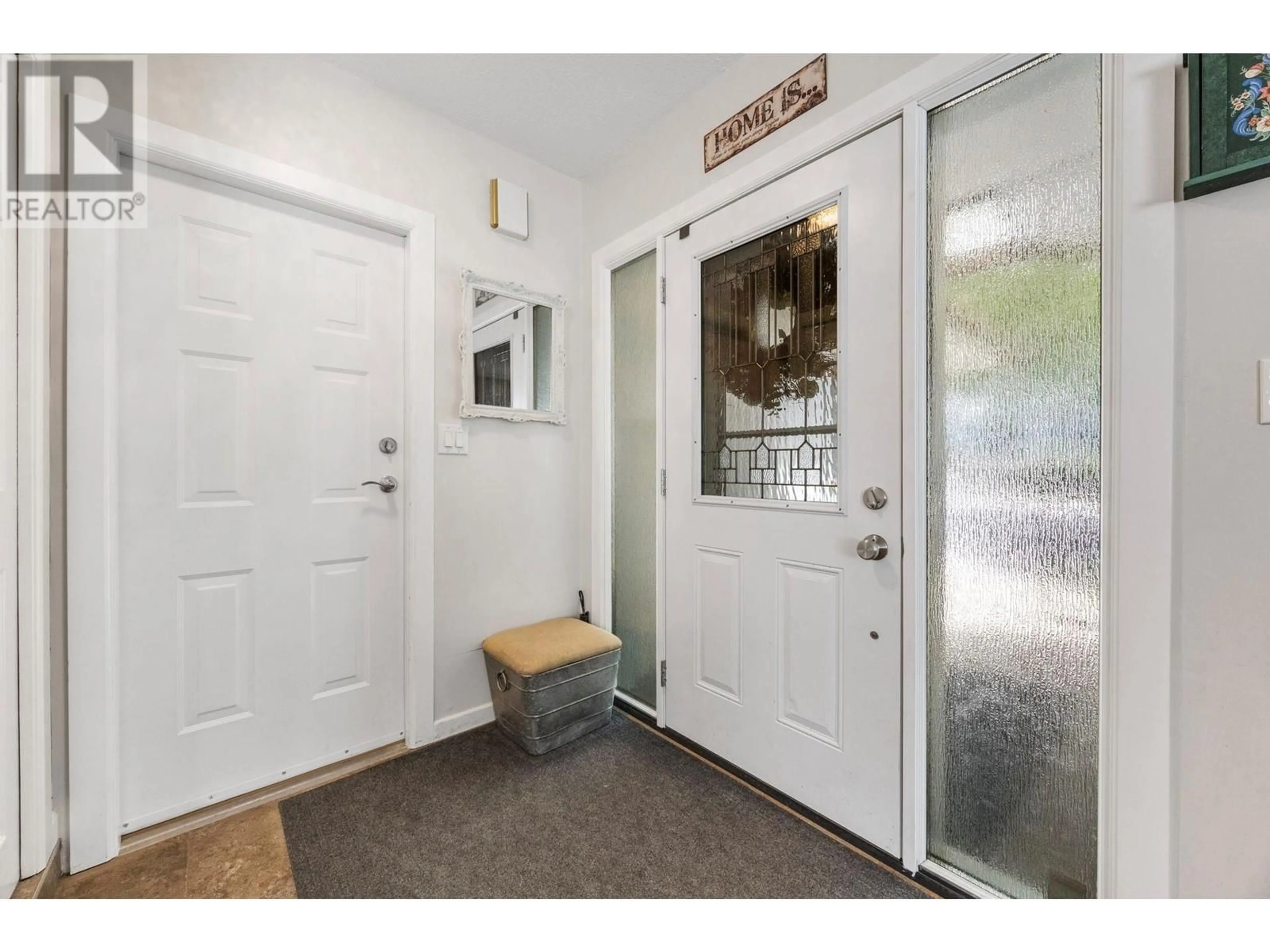 Indoor entryway for 2640 GORDON DRIVE, Kelowna British Columbia V1W3R2