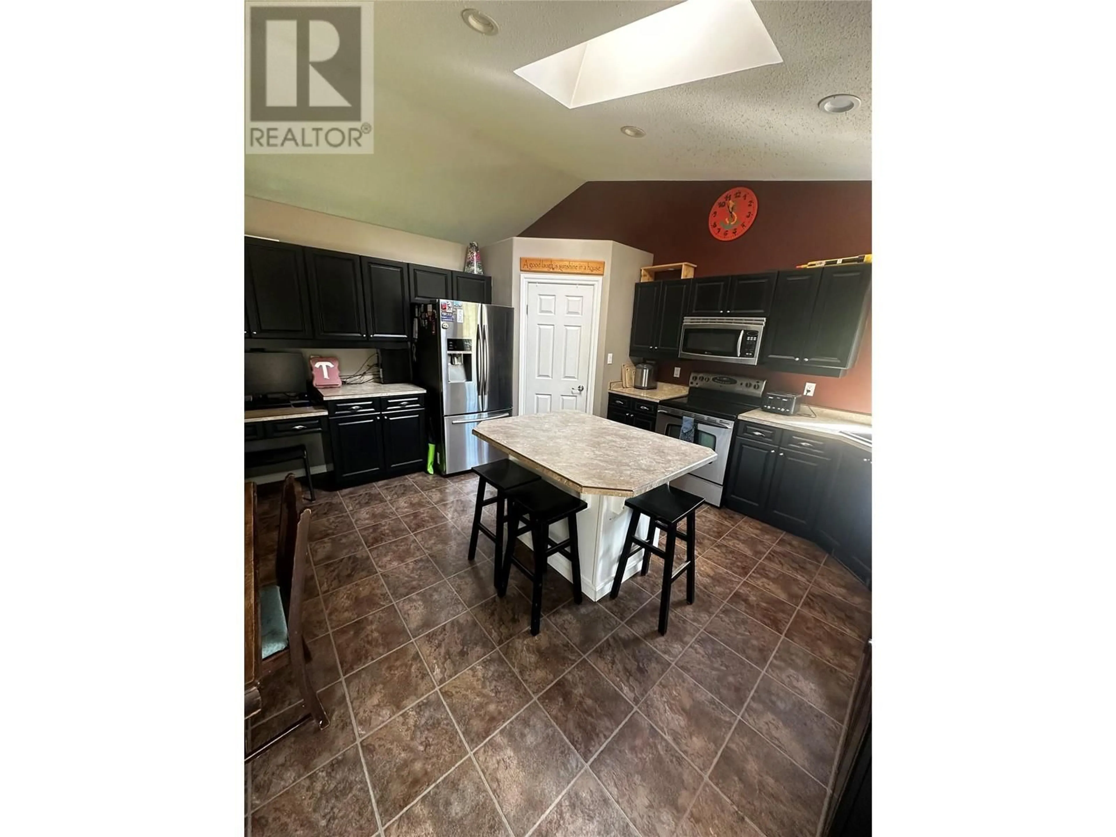 Open concept kitchen, unknown for 4001 52A AVENUE, Chetwynd British Columbia V0C1J0