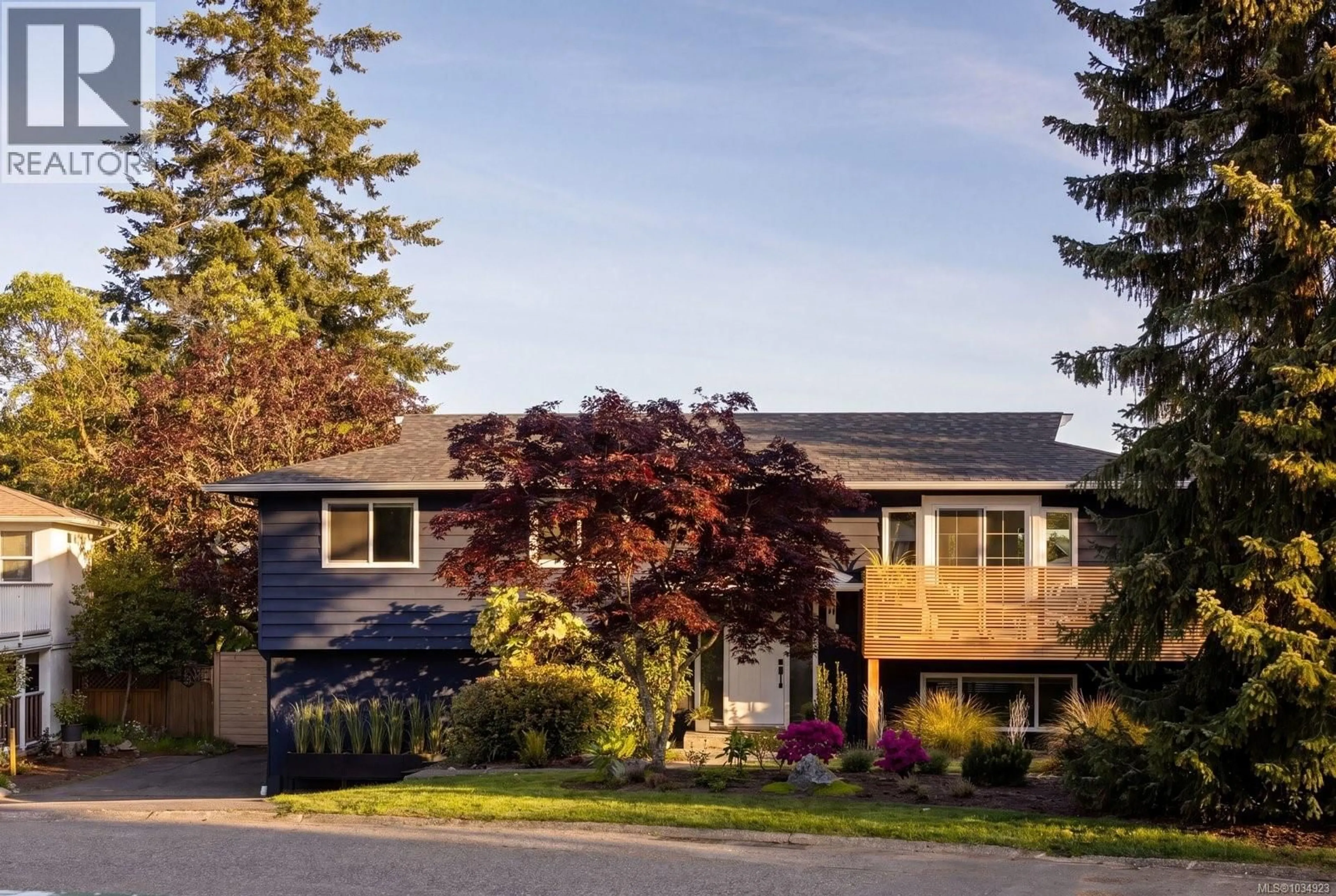 Home with vinyl exterior material, street for 4021 HESSINGTON PLACE, Saanich British Columbia V8N5C5