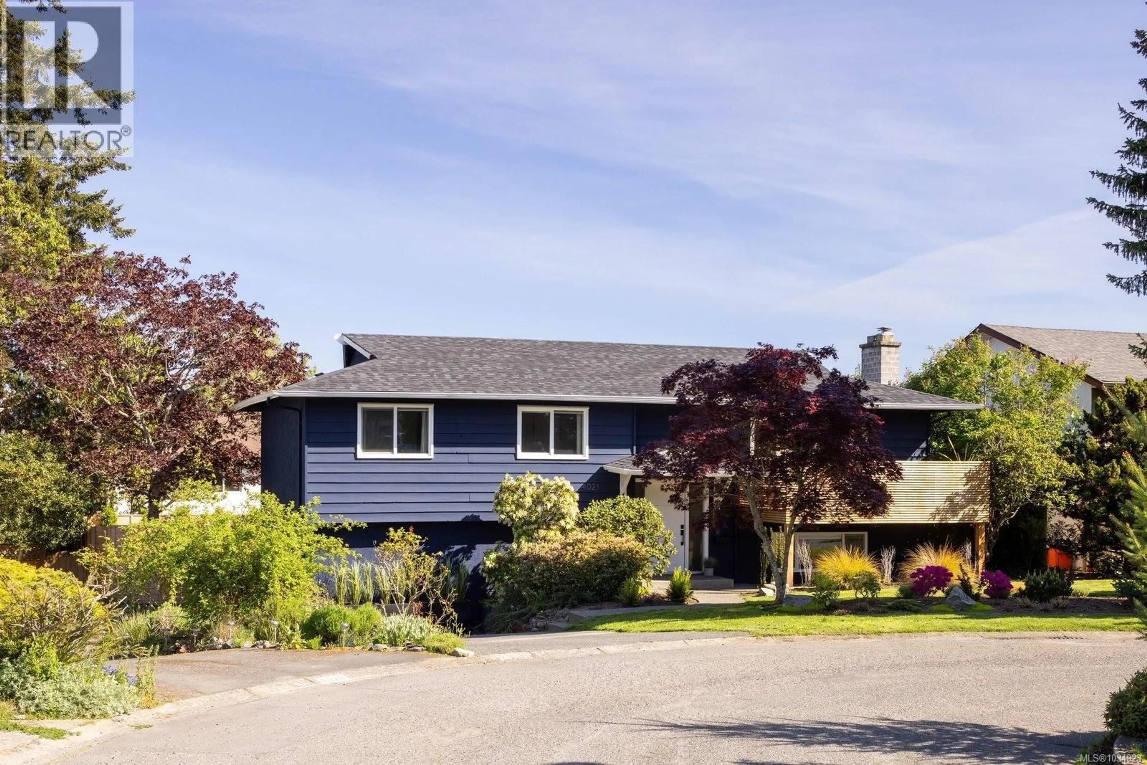 Home with vinyl exterior material, street for 4021 HESSINGTON PLACE, Saanich British Columbia V8N5C5
