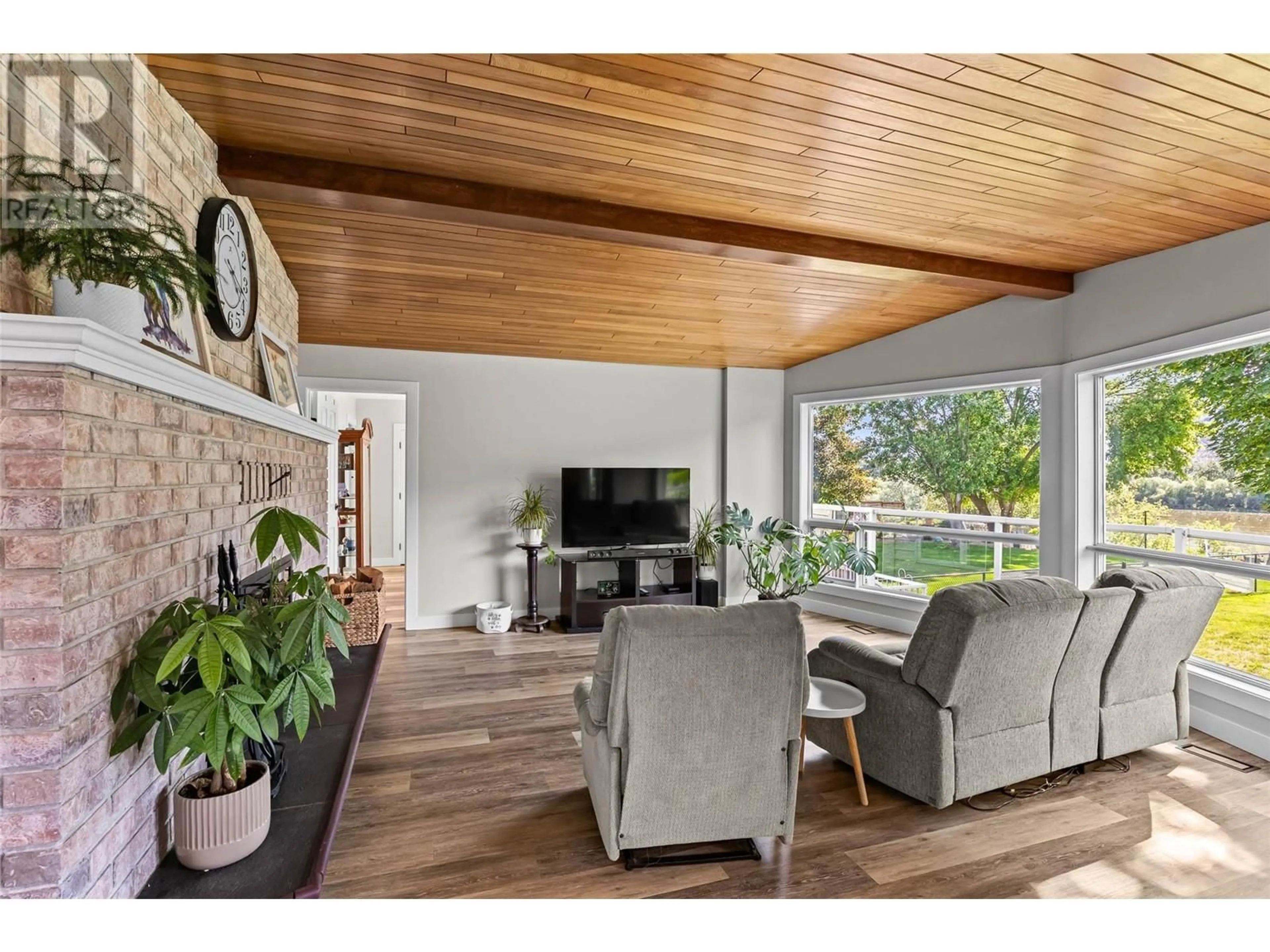 Living room with furniture, wood/laminate floor for 4061 DAVIE ROAD, Kamloops British Columbia V2H1K8