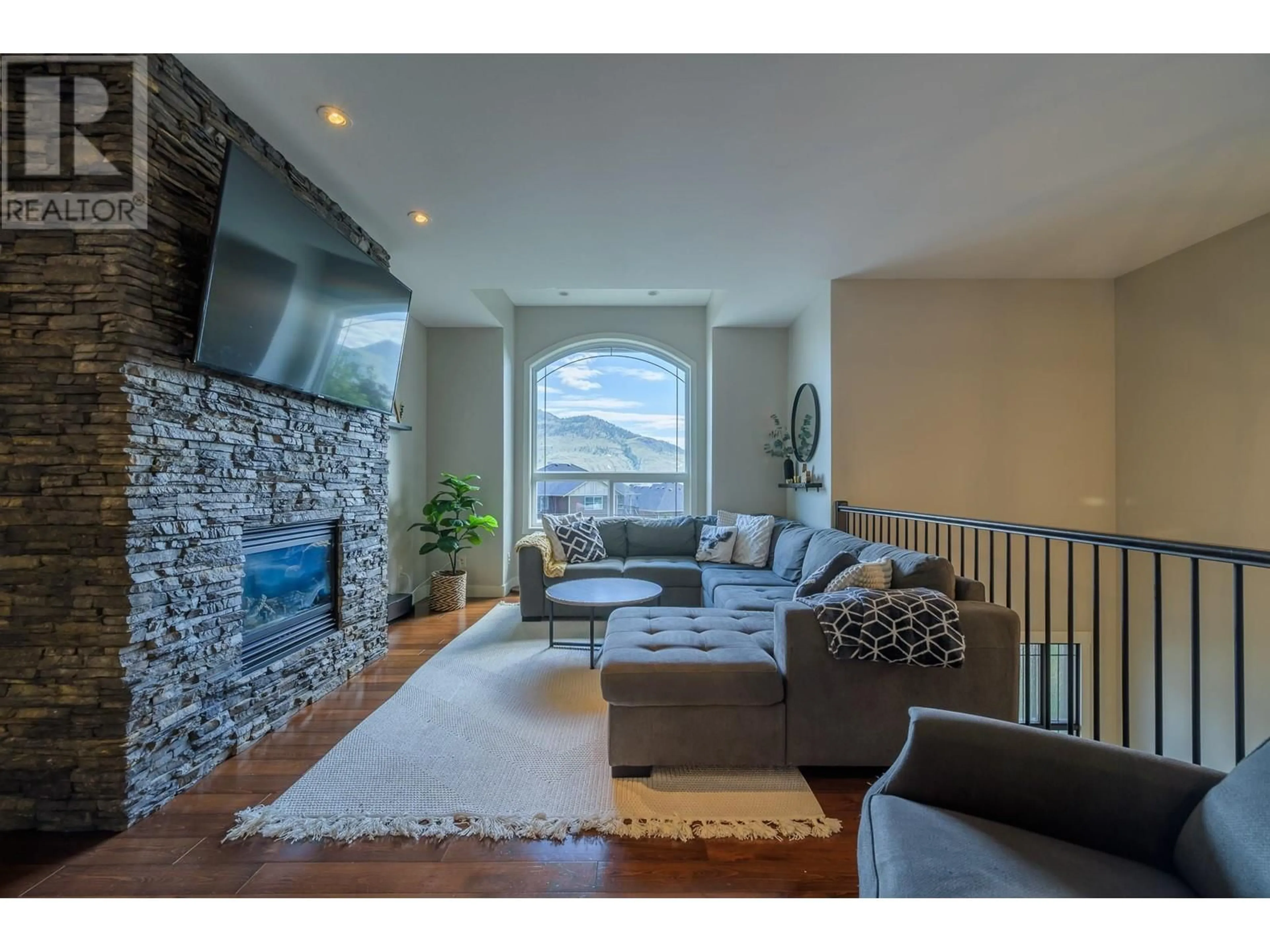Living room with furniture, unknown for 2089 SADDLEBACK DRIVE, Kamloops British Columbia V2B8N9