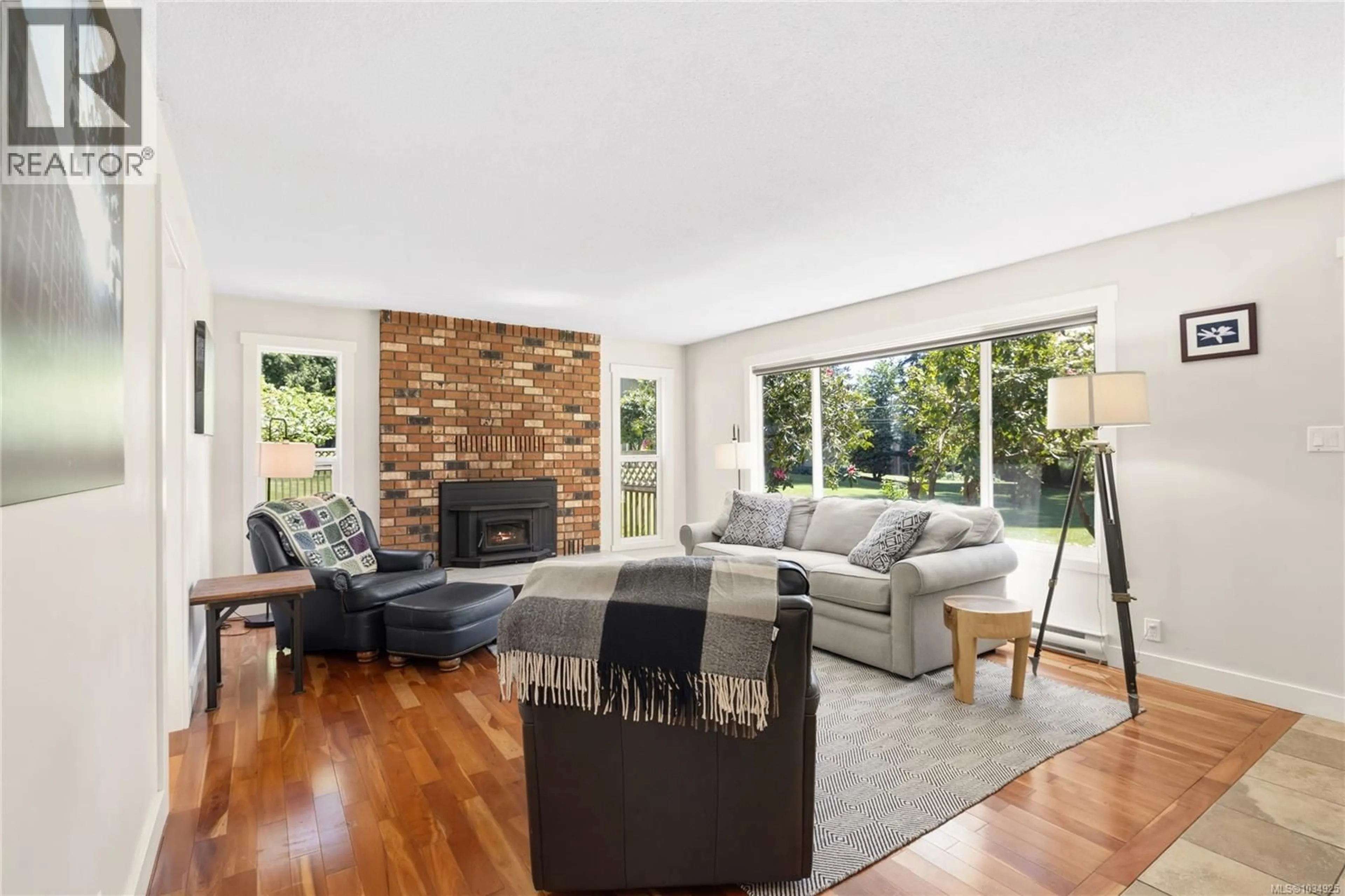 Living room with furniture, wood/laminate floor for 2905 WILKINSON ROAD, Mill Bay British Columbia V0R2P0