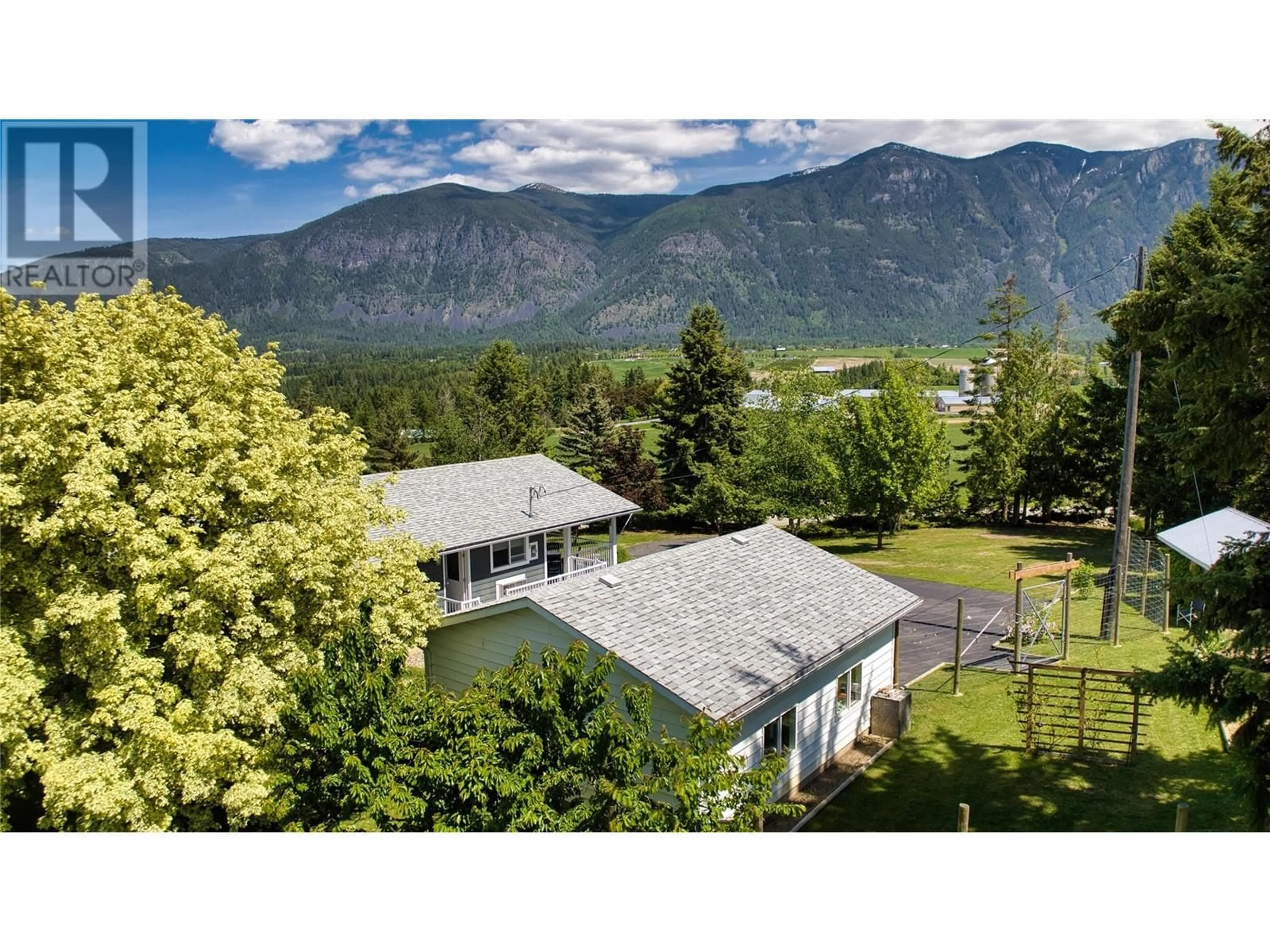 A pic from outside/outdoor area/front of a property/back of a property/a pic from drone, mountain view for 3765 CRESTVIEW RD ROAD, Creston British Columbia V0B1G2