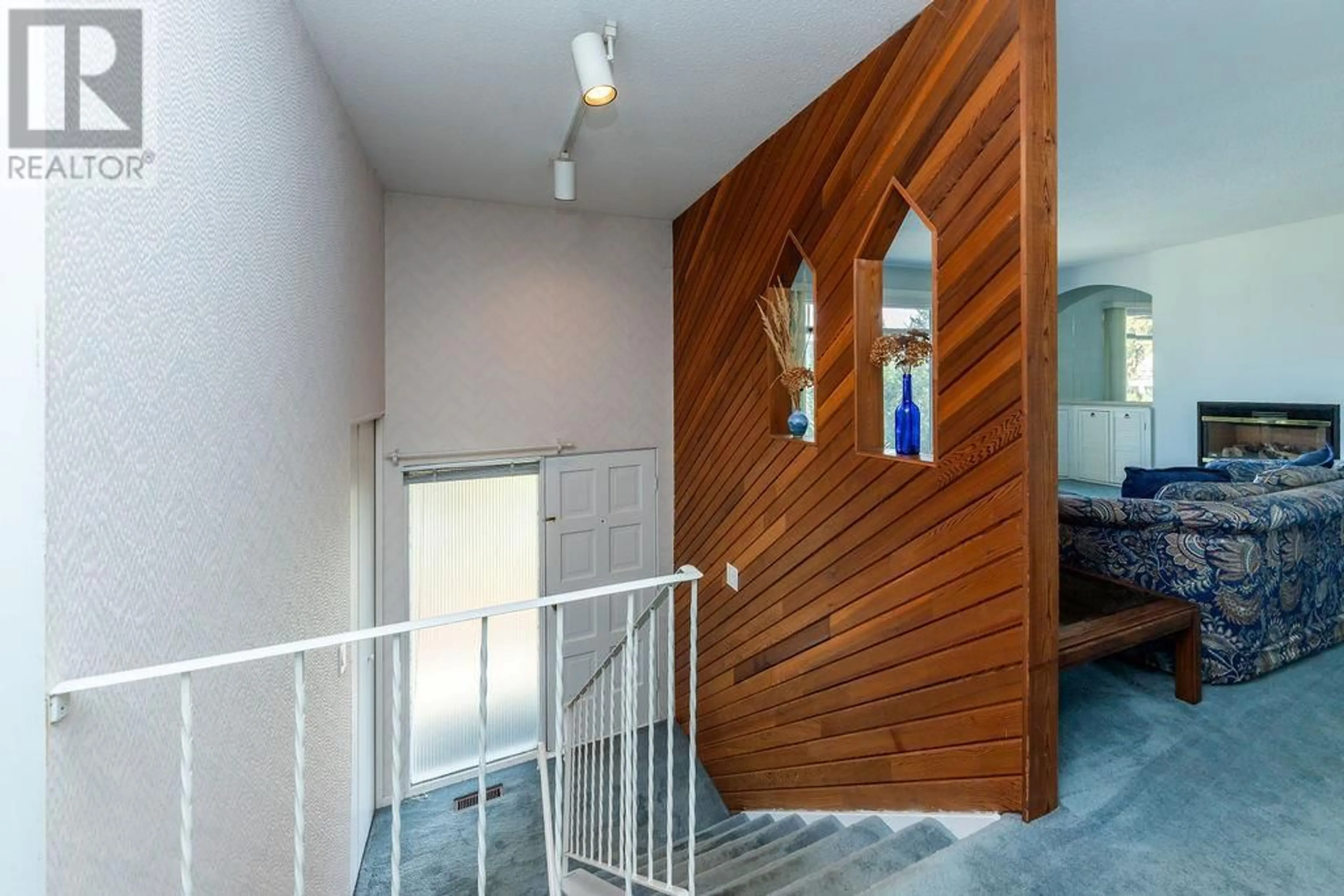 Indoor foyer for 255 GREENSTONE DRIVE, Kamloops British Columbia V2C1N6