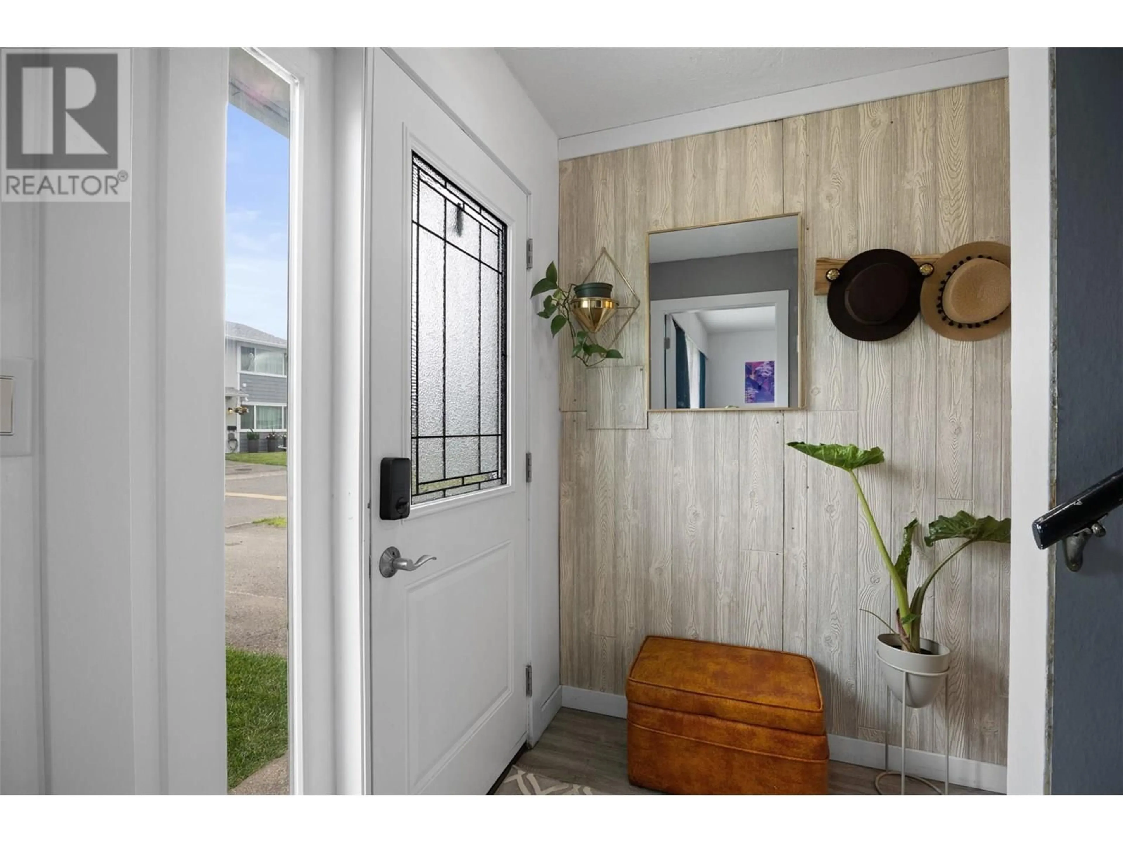 Indoor entryway for 32 - 800 VALHALLA DRIVE, Kamloops British Columbia V2B1S8