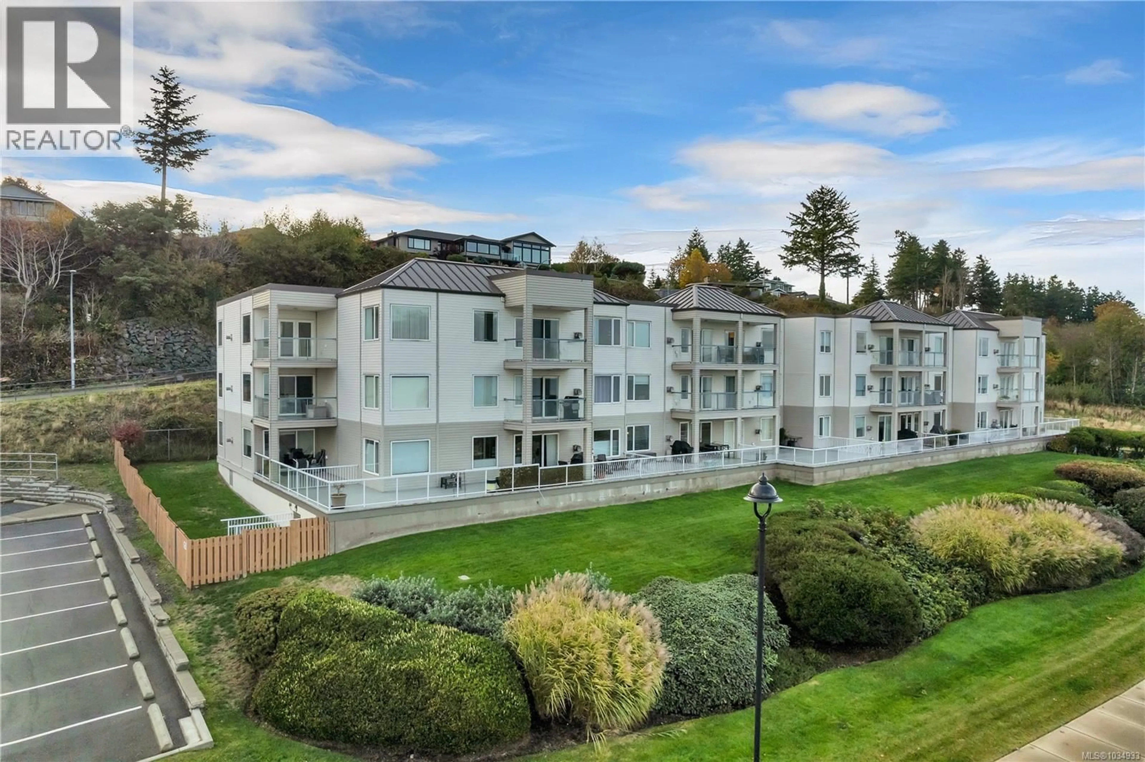 A pic from outside/outdoor area/front of a property/back of a property/a pic from drone, mountain view for 108 - 1350 ISLAND HIGHWAY SOUTH, Campbell River British Columbia V9W1B5