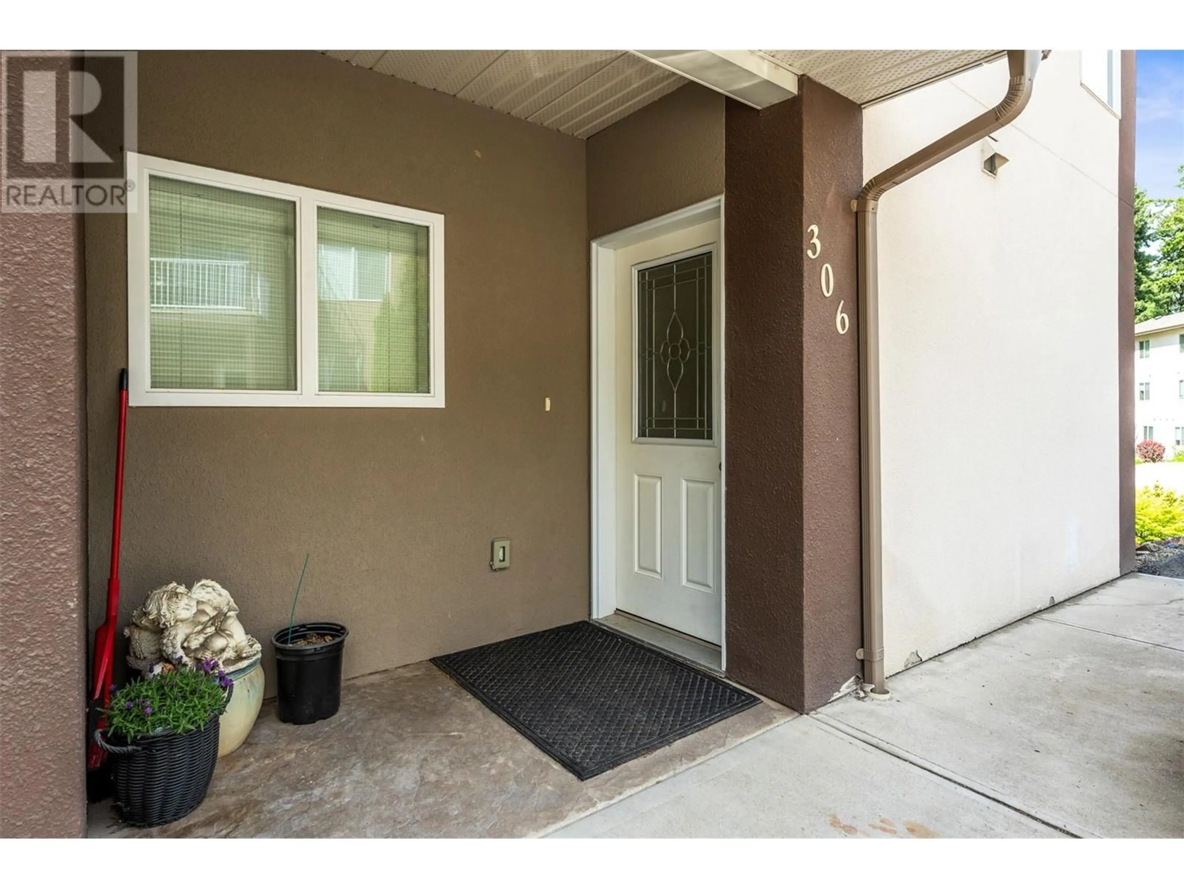 Indoor entryway for 306 - 1449 1ST AVENUE NORTHEAST, Salmon Arm British Columbia V1E0C4