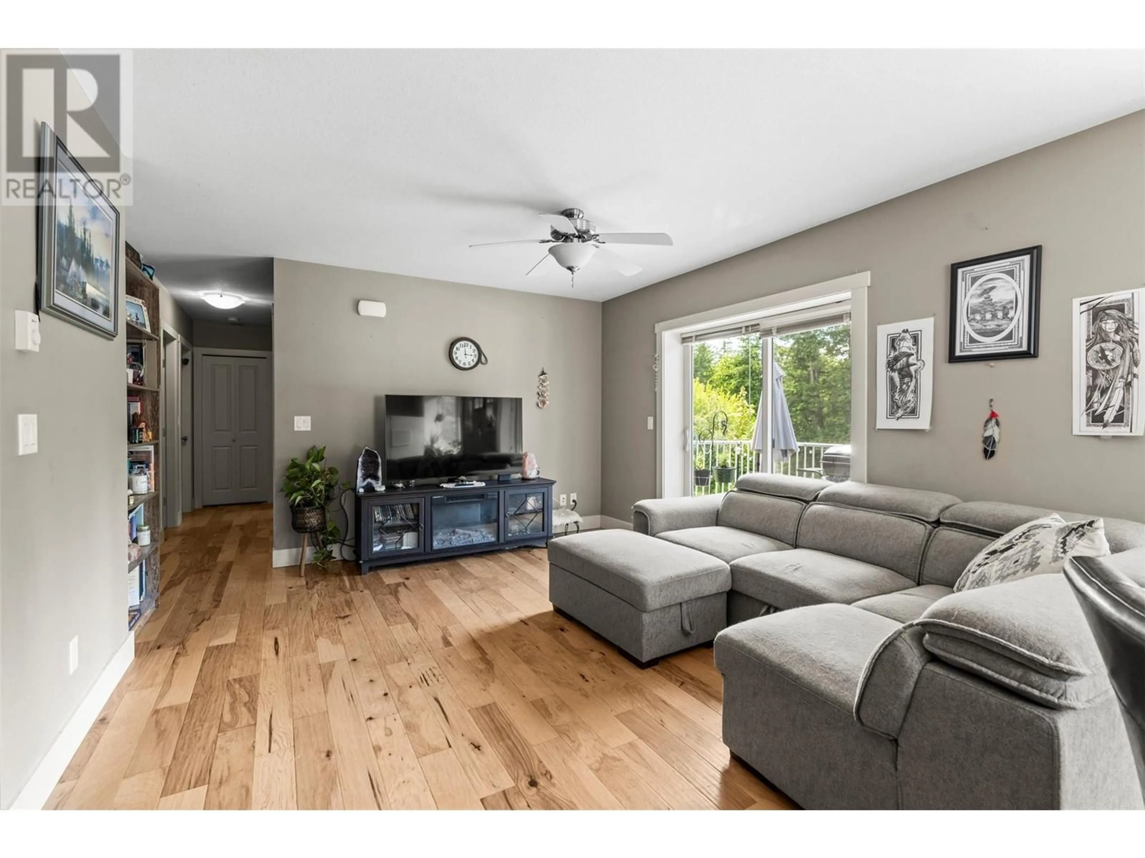 Living room with furniture, wood/laminate floor for 306 - 1449 1ST AVENUE NORTHEAST, Salmon Arm British Columbia V1E0C4