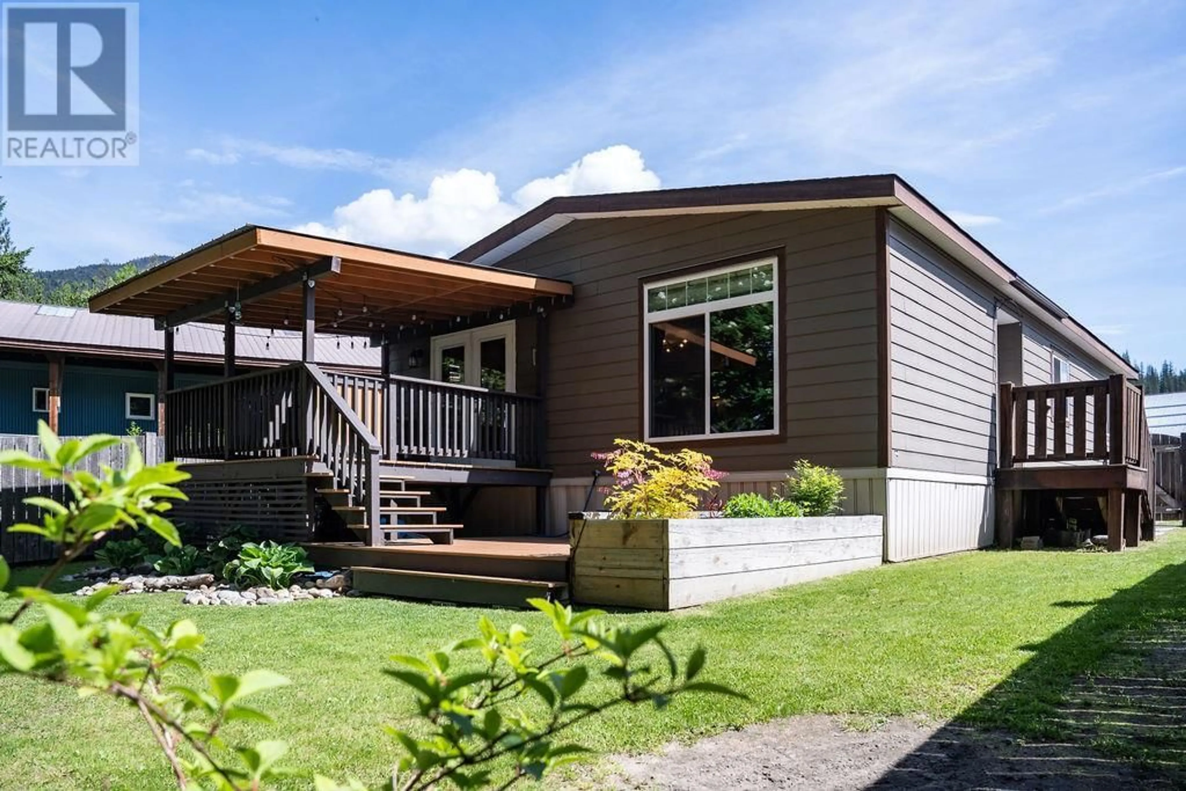 Home with vinyl exterior material, unknown for 7 JOHNSON WAY, Revelstoke British Columbia V0E2S1