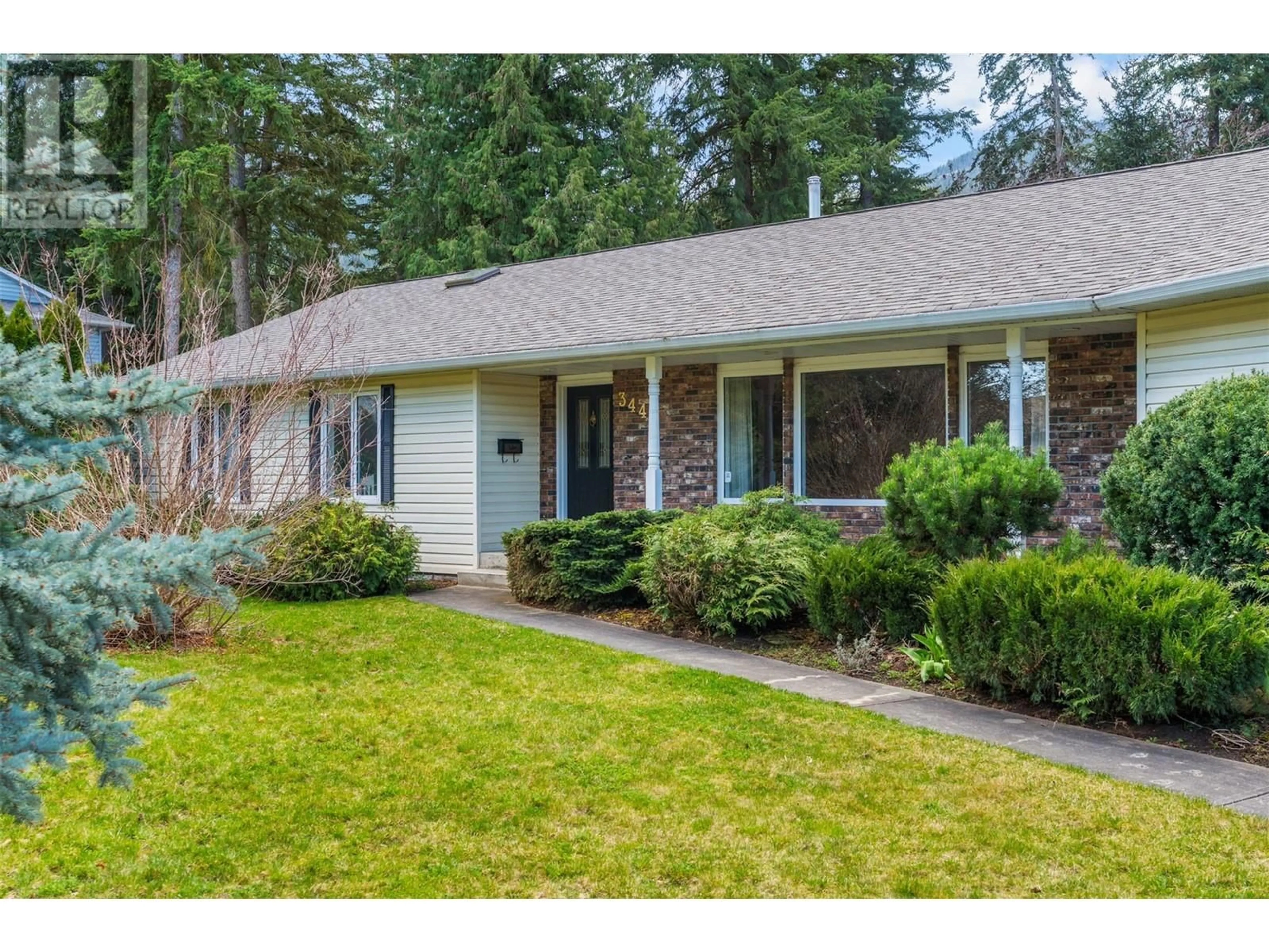 Home with vinyl exterior material, street for 3445 SIDNEY CRESCENT, Spallumcheen British Columbia V4Y0S8
