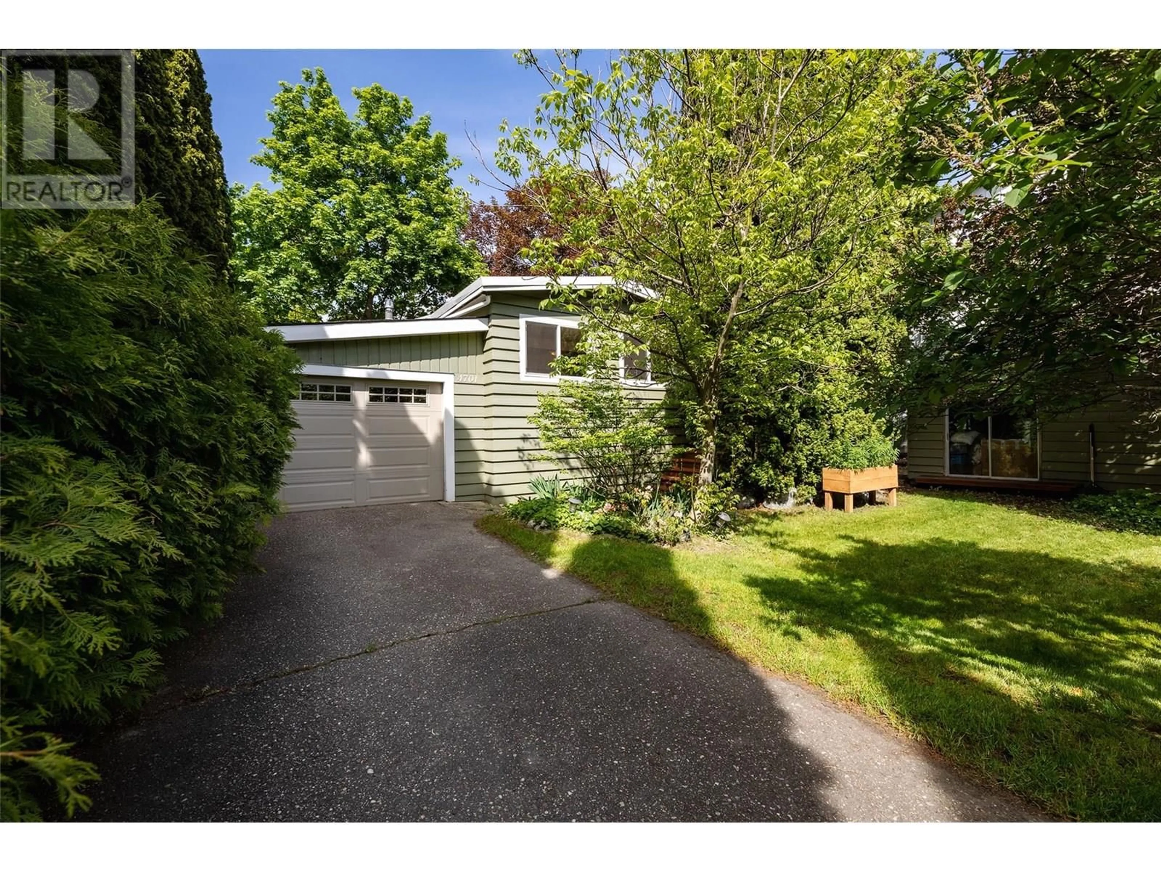A pic from outside/outdoor area/front of a property/back of a property/a pic from drone, street for 4701 75 AVENUE NORTHEAST, Salmon Arm British Columbia V0E1K0