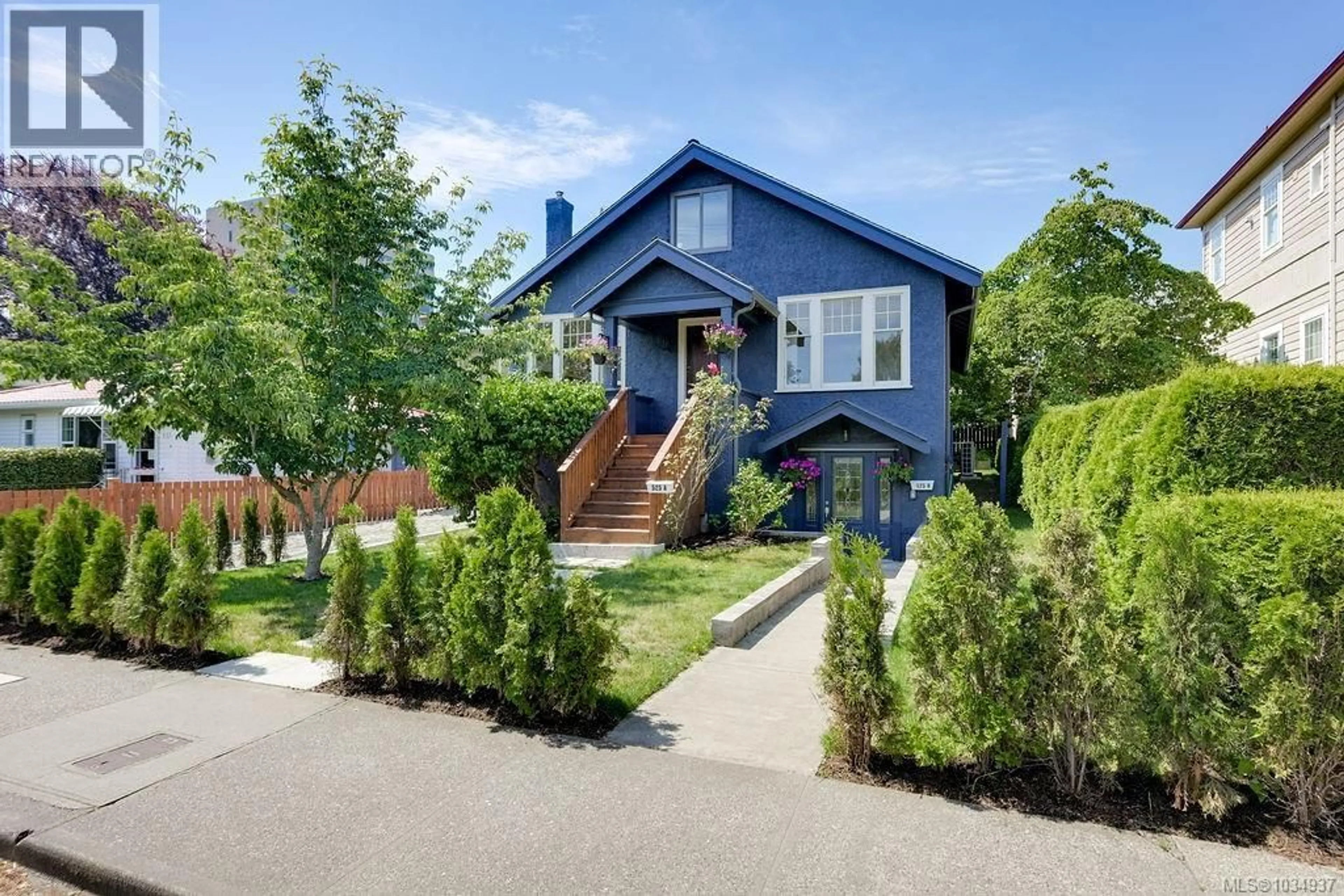 Home with vinyl exterior material, street for 525 SIMCOE STREET, Victoria British Columbia V8V1M1