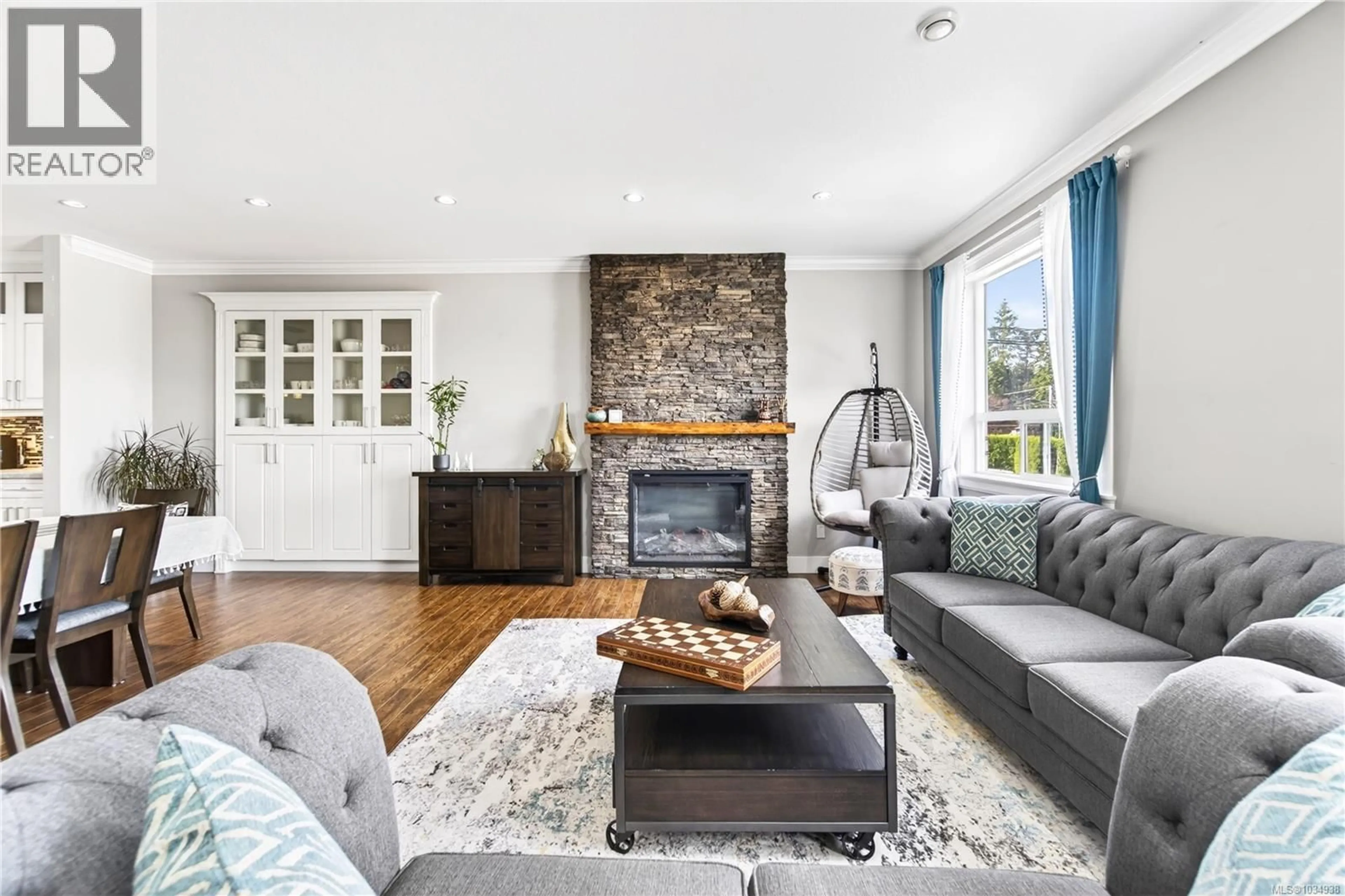 Living room with furniture, unknown for 3115 UPLANDS DRIVE, Nanaimo British Columbia V9T2S9