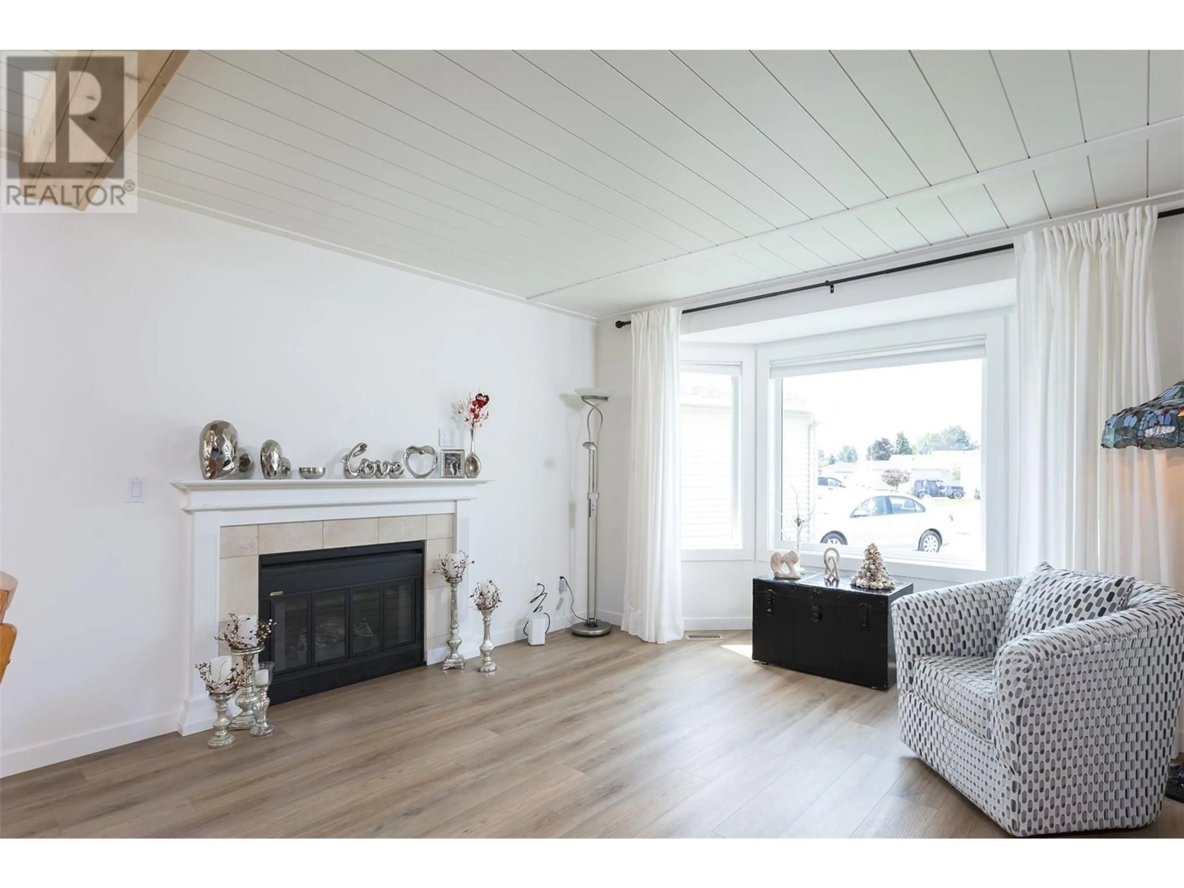 Living room with furniture, wood/laminate floor for 448 LAKEWAY DRIVE, Kelowna British Columbia V1W3S4