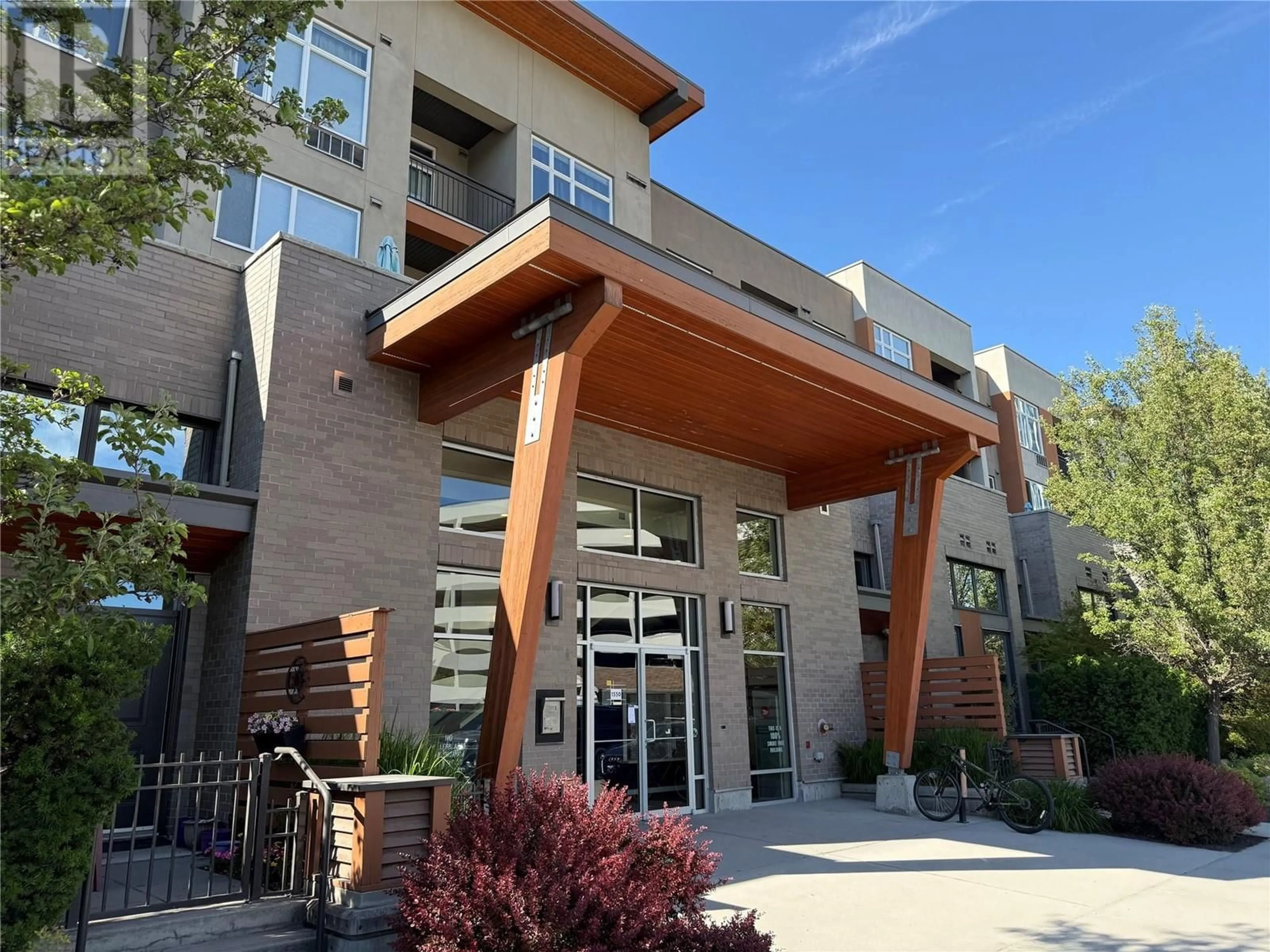 Indoor foyer for 421 - 1550 DICKSON AVENUE, Kelowna British Columbia V1T9Y8