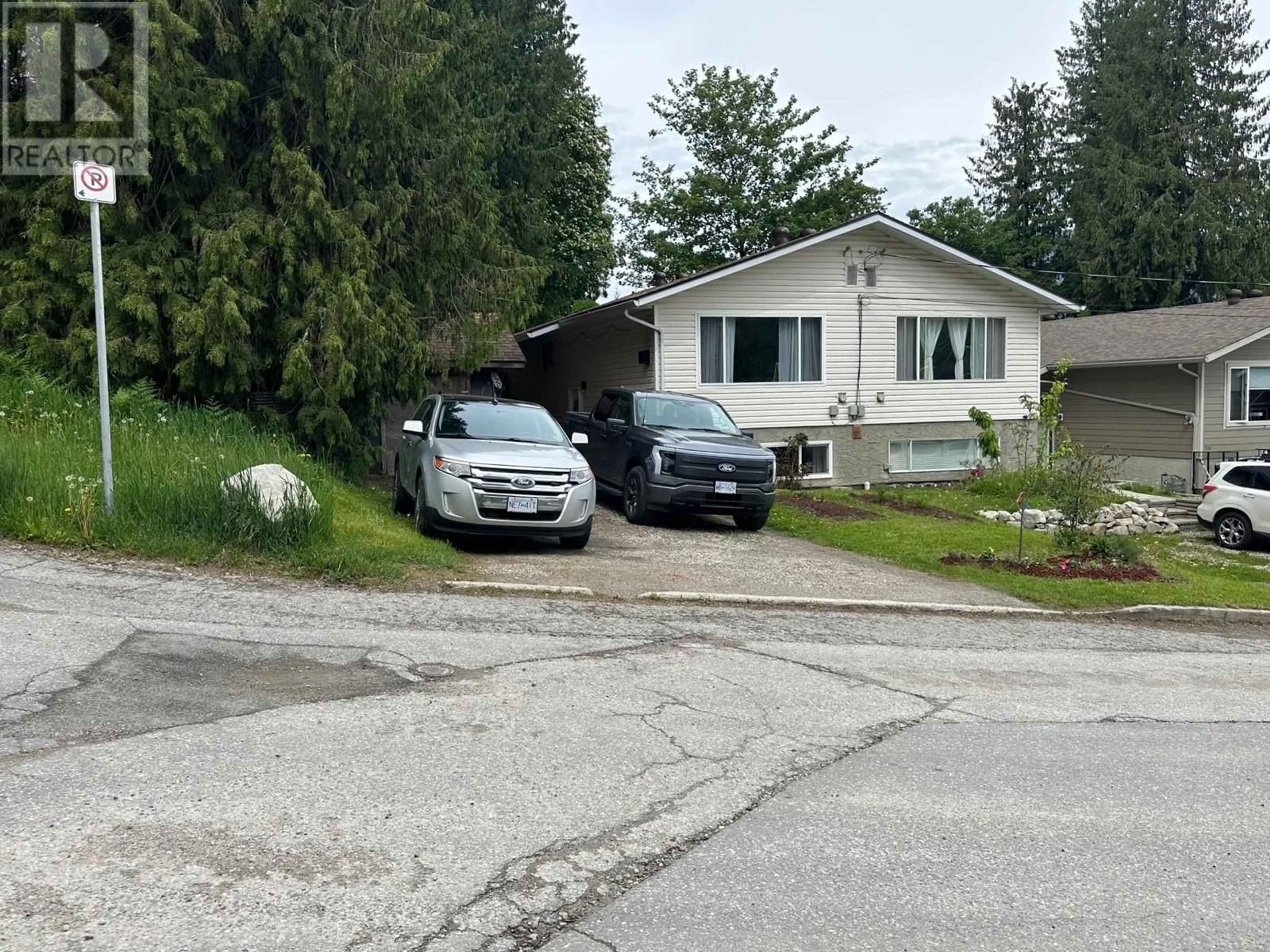 Parking for 1520 ROBERTSON AVENUE, Nelson British Columbia V1L1C6