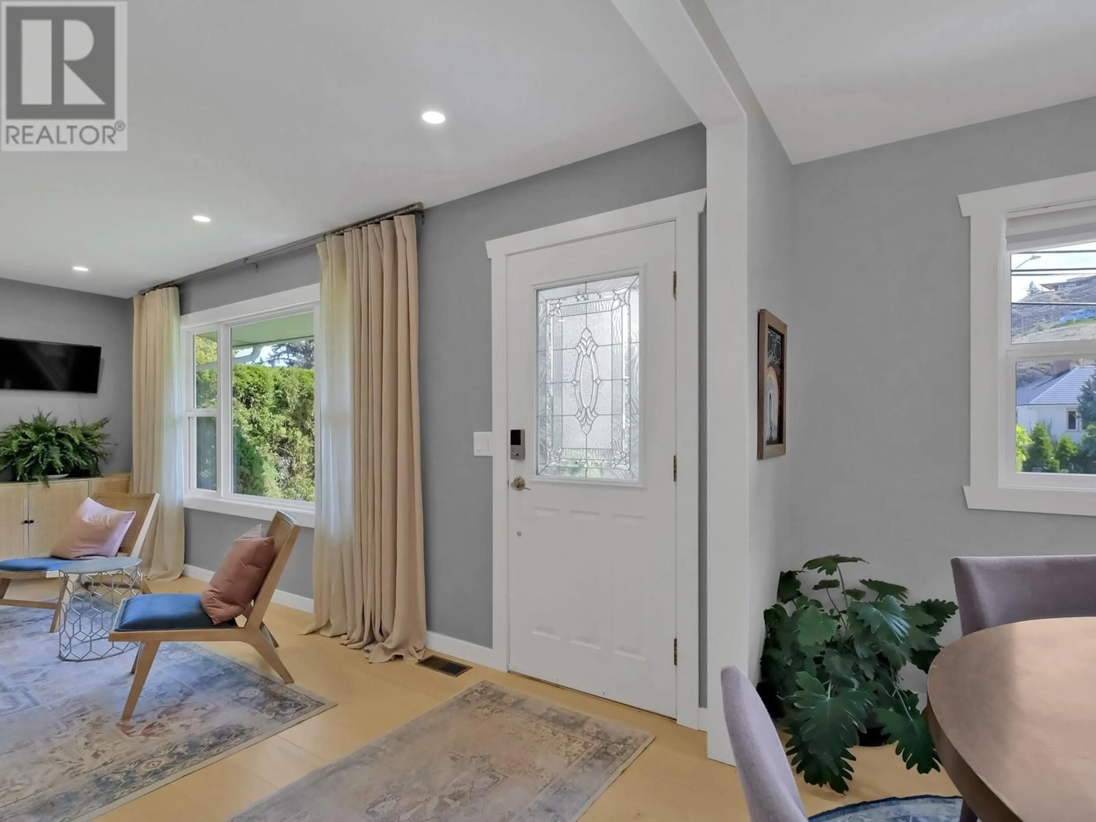 Indoor entryway for 12412 VICTORIA ROAD, Summerland British Columbia V0H1Z2