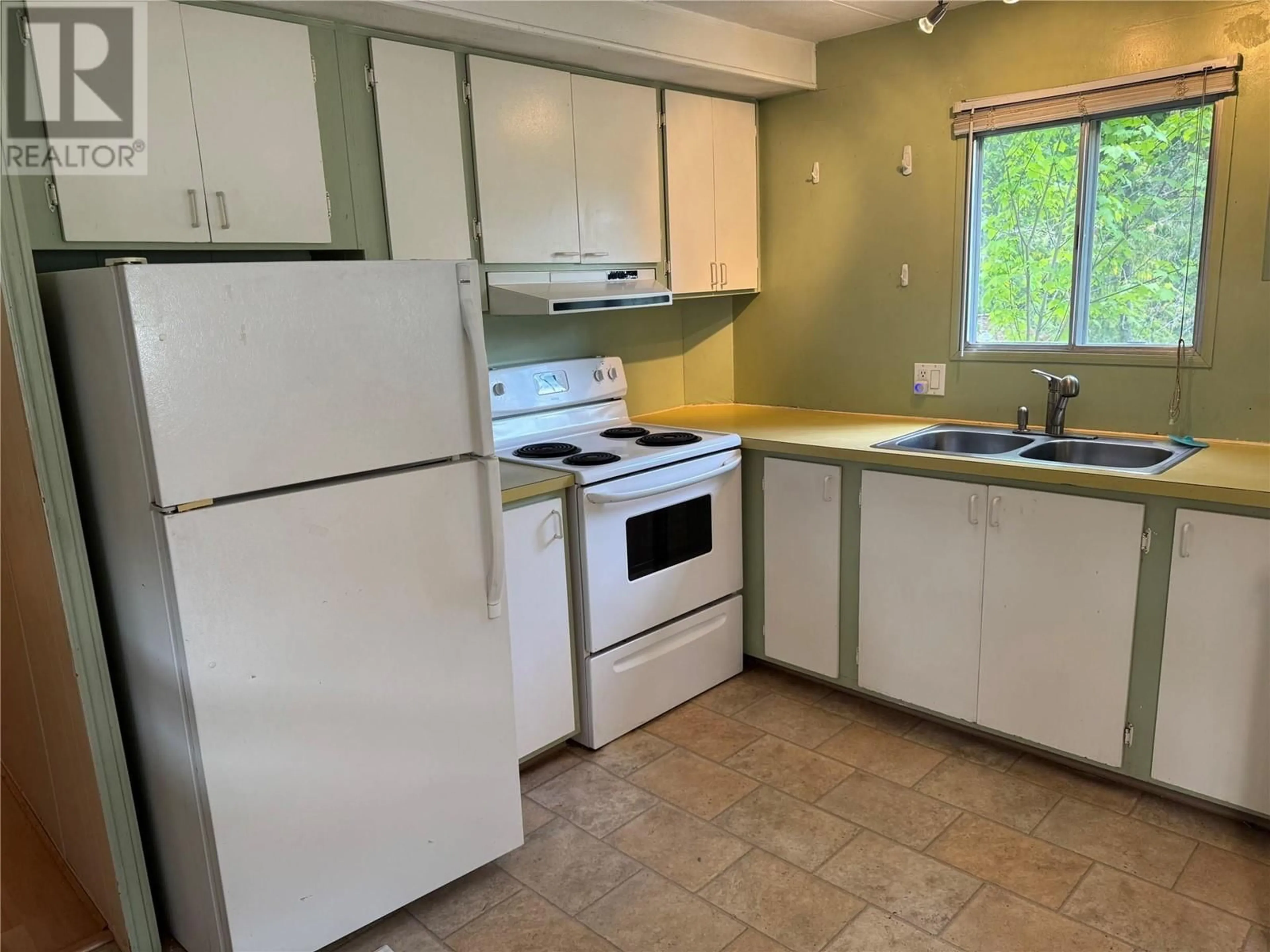 Standard kitchen, unknown for 9 - 900 WEST GORE STREET, Nelson British Columbia V1L6Z6