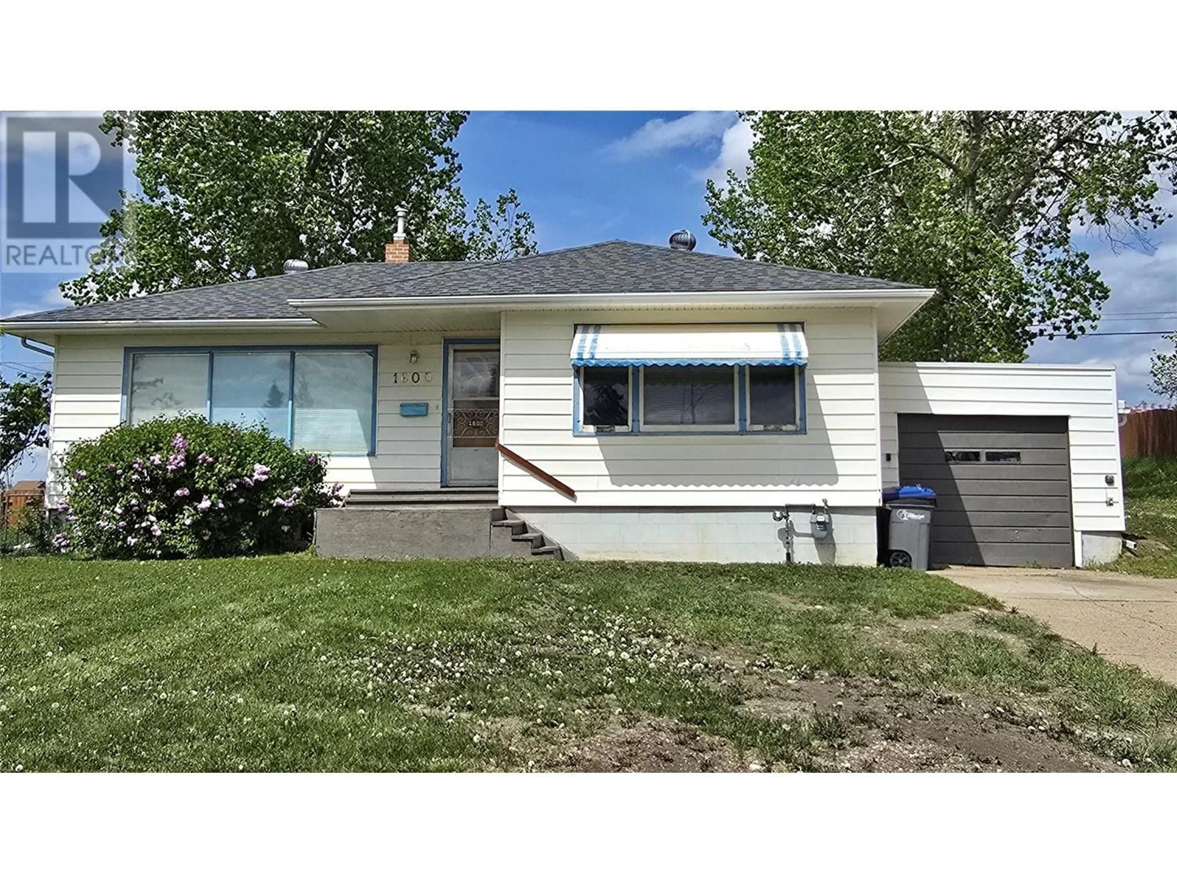 Home with vinyl exterior material, street for 1600 94 AVENUE, Dawson Creek British Columbia V1G1H1