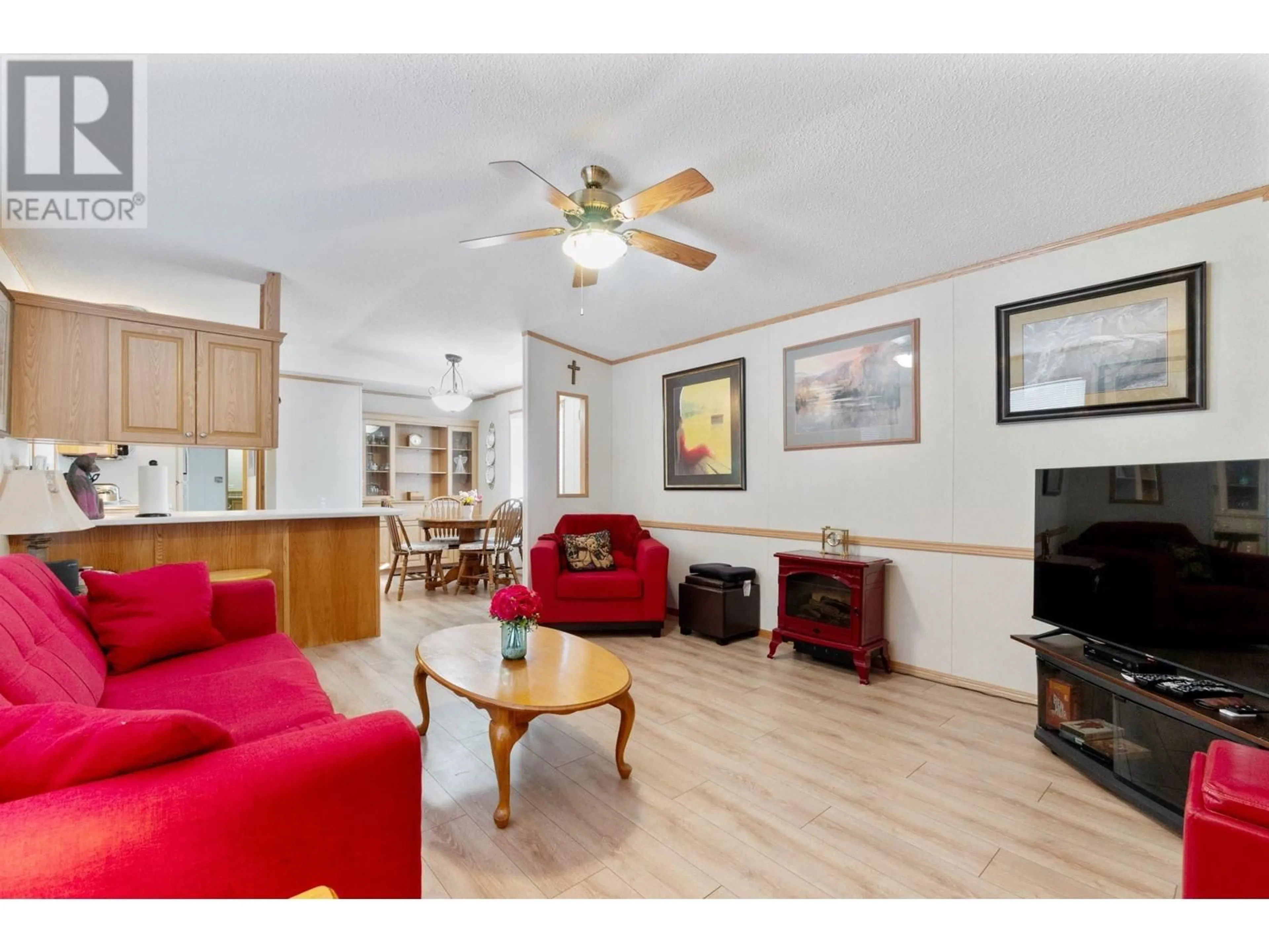 Living room with furniture, wood/laminate floor for 2 - #2-1250 HILLSIDE AVENUE, Chase British Columbia V0E1M0