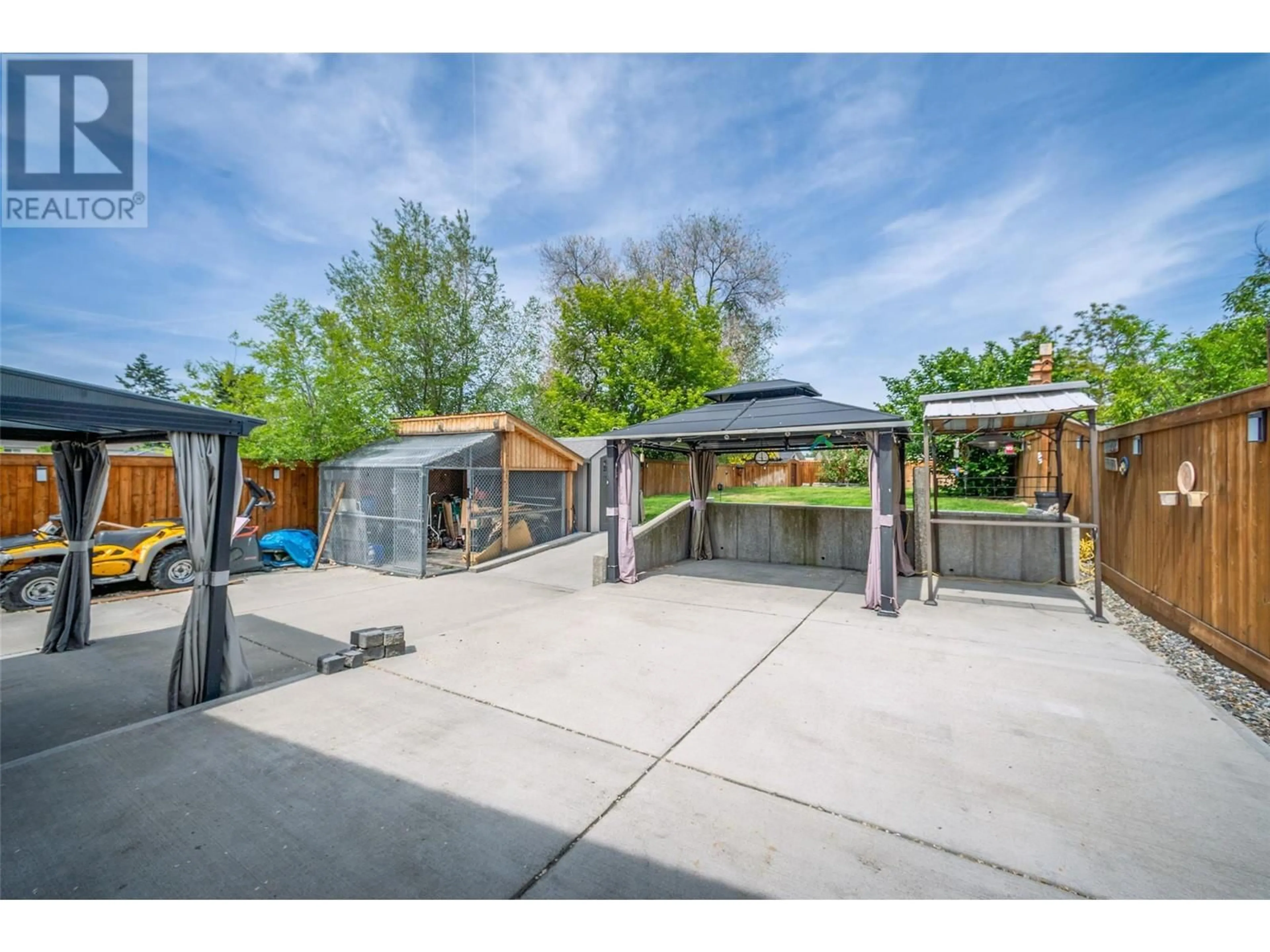 A pic from outside/outdoor area/front of a property/back of a property/a pic from drone, street for 2946 SPRINGFIELD ROAD, Kelowna British Columbia V1X4N7