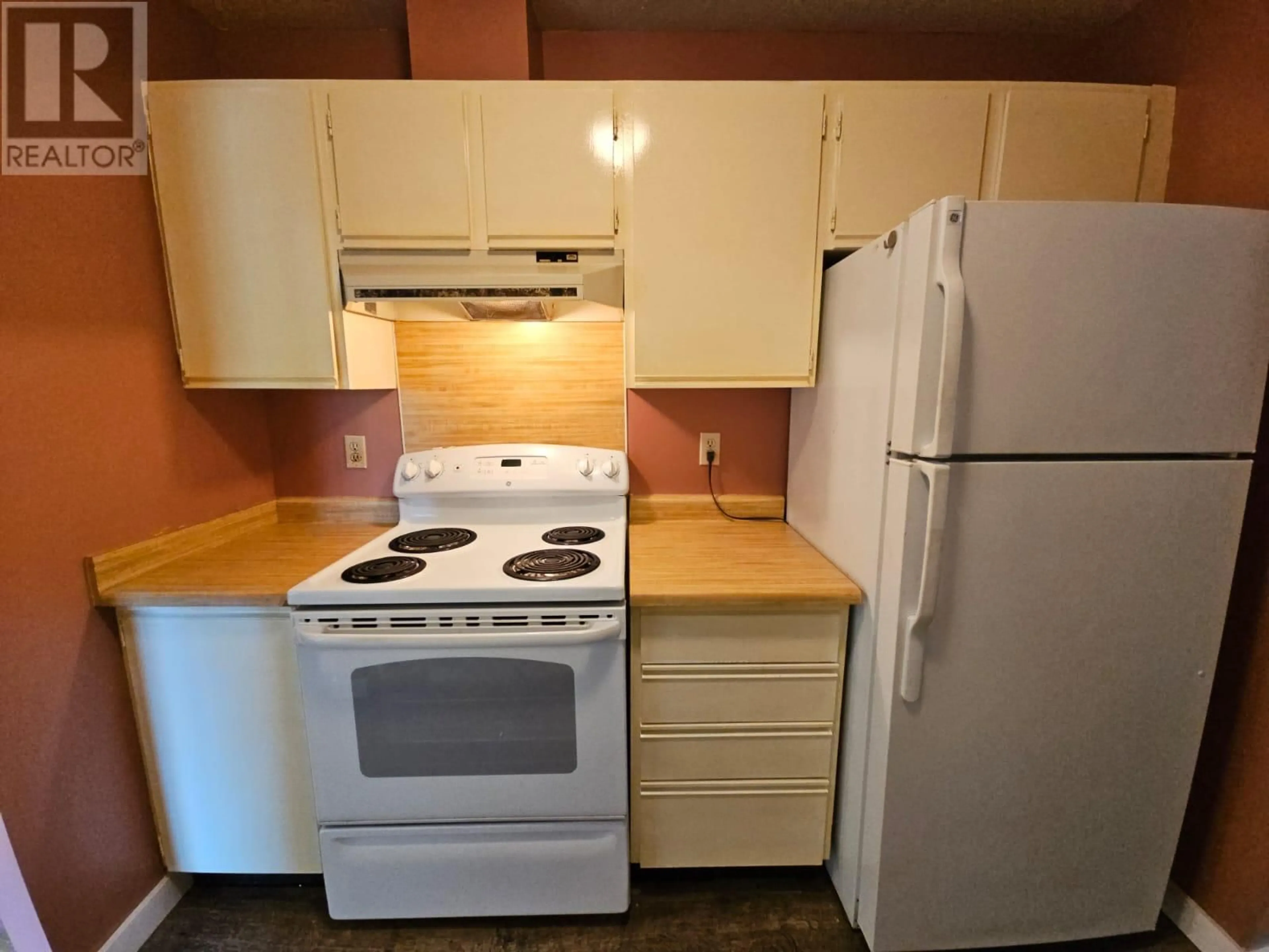 Standard kitchen, unknown for 301 - 195 CHAMBERLAIN CRESCENT, Tumbler Ridge British Columbia V0C2W0