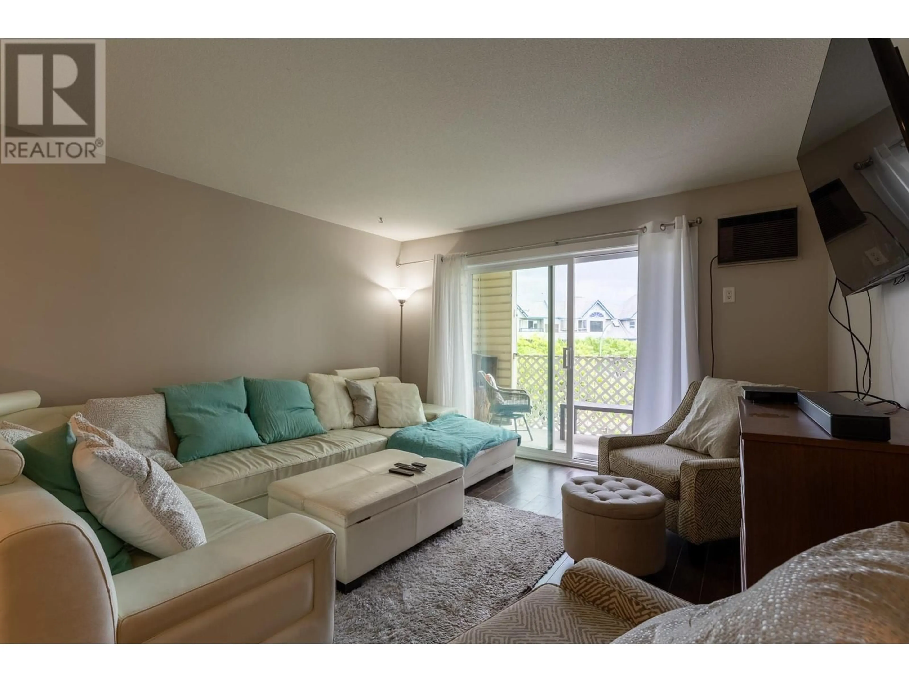 Living room with furniture, wood/laminate floor for 313 - 3160 CASORSO ROAD, Kelowna British Columbia V4T1X4