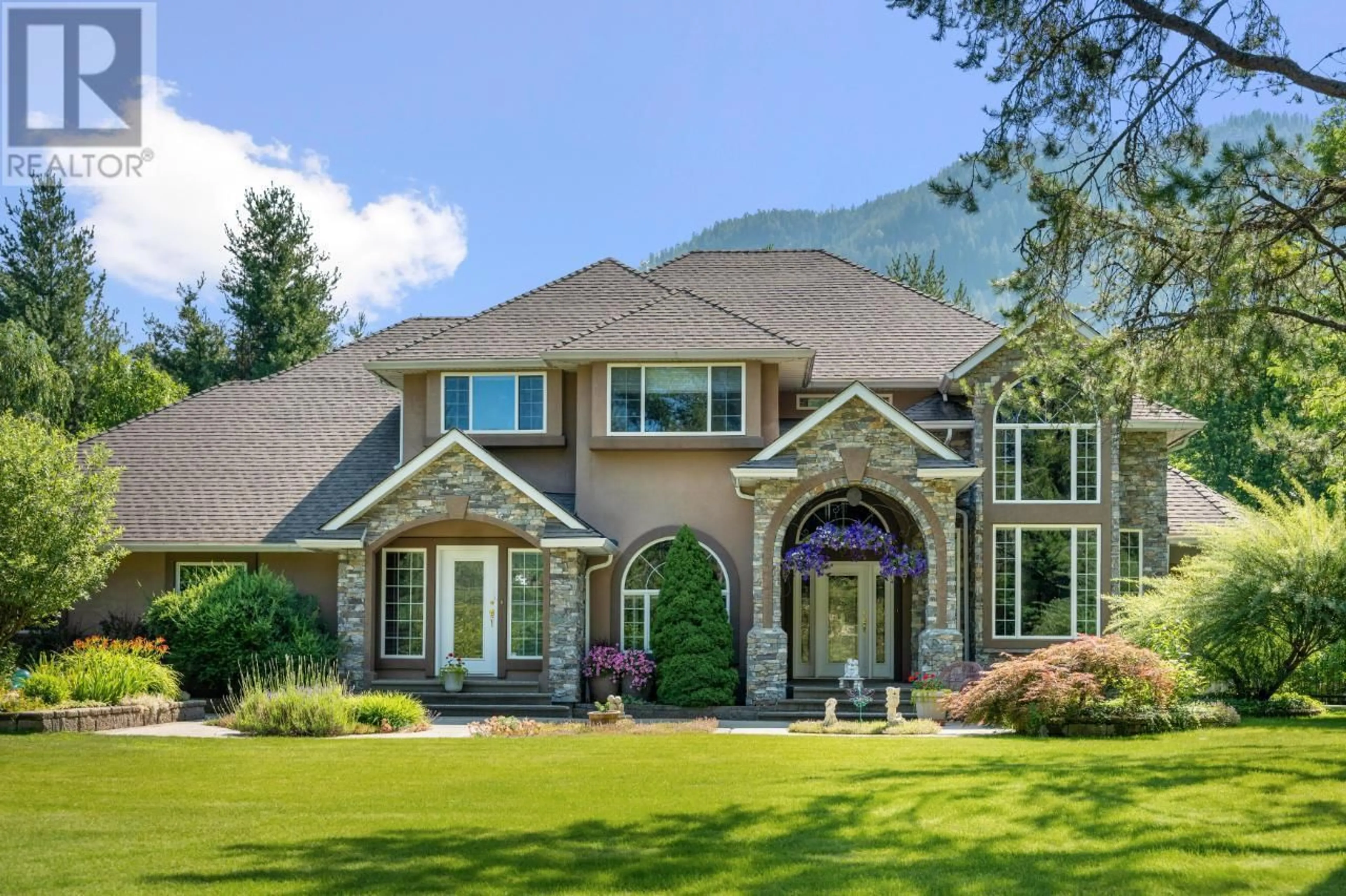 Home with brick exterior material, mountain view for 880 WATERLOO ROAD, Castlegar British Columbia V1N4K8