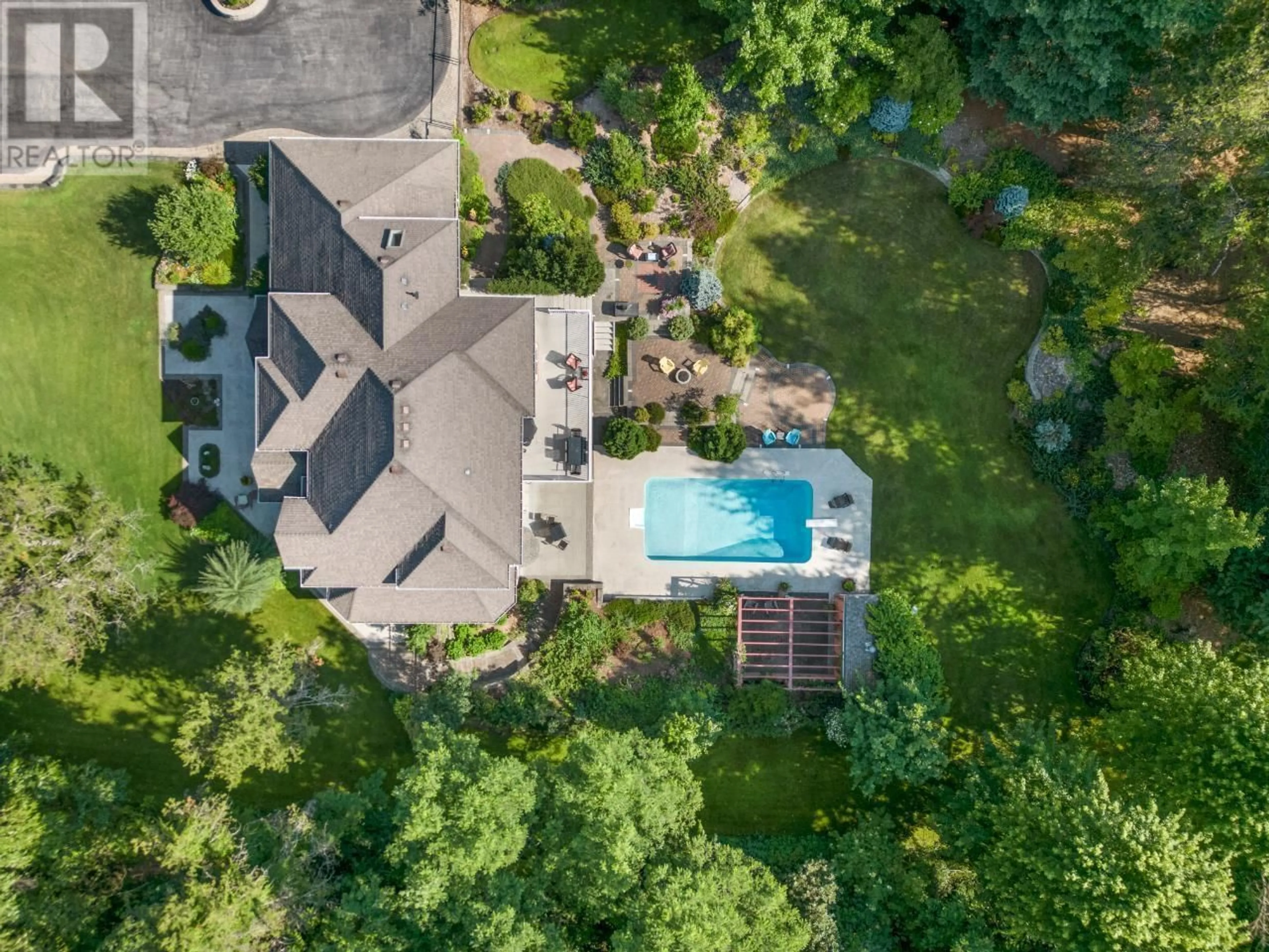 A pic from outside/outdoor area/front of a property/back of a property/a pic from drone, unknown for 880 WATERLOO ROAD, Castlegar British Columbia V1N4K8