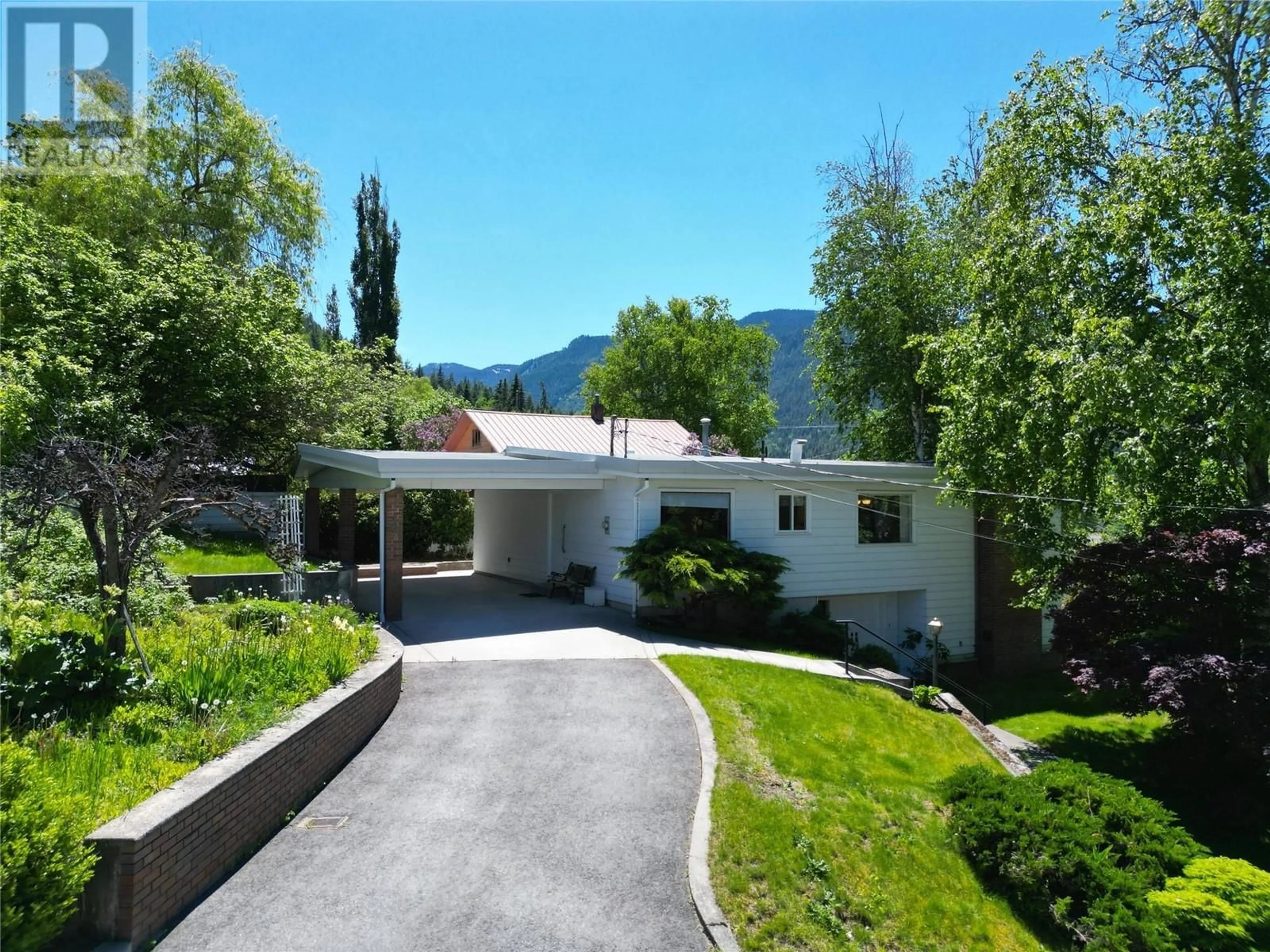 A pic from outside/outdoor area/front of a property/back of a property/a pic from drone, mountain view for 402 BEASLEY STREET, Nelson British Columbia V1L5M7