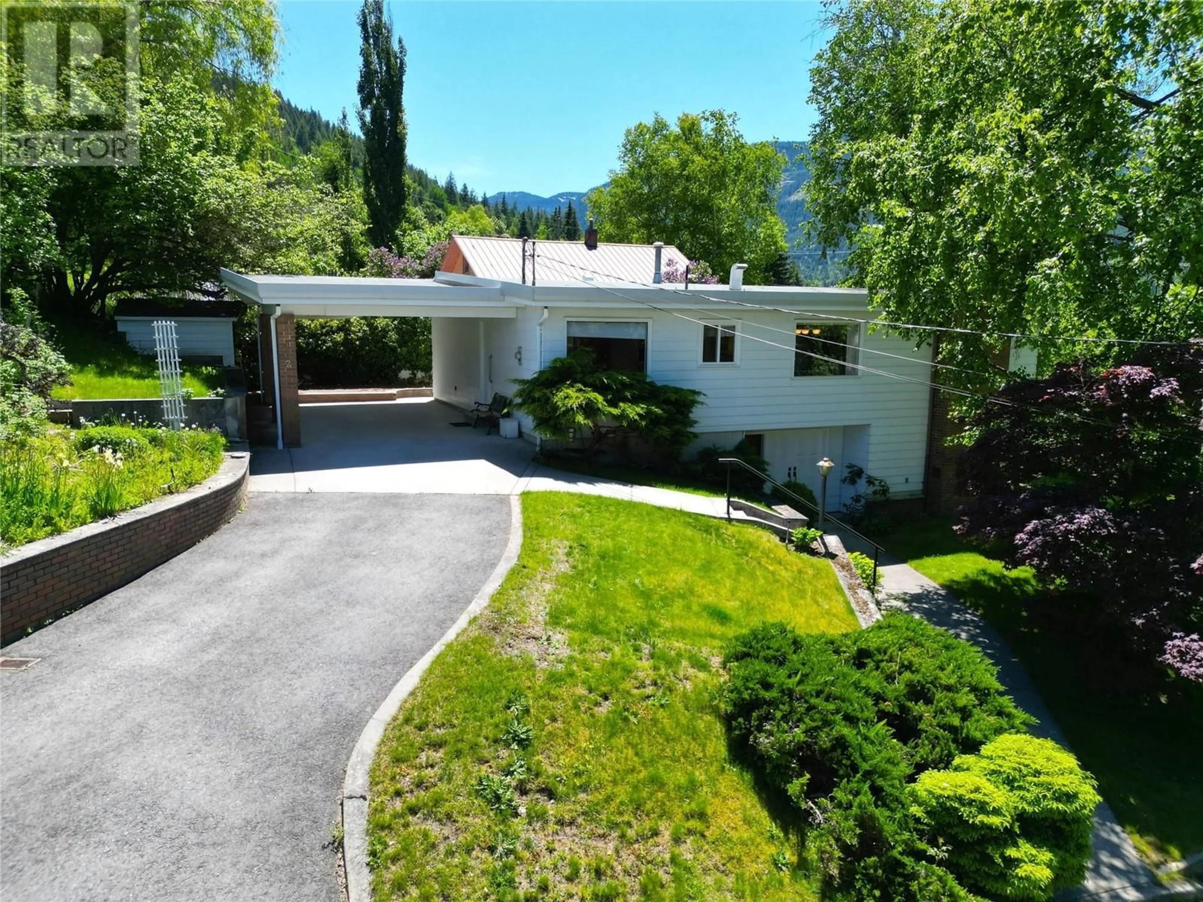 A pic from outside/outdoor area/front of a property/back of a property/a pic from drone, street for 402 BEASLEY STREET, Nelson British Columbia V1L5M7