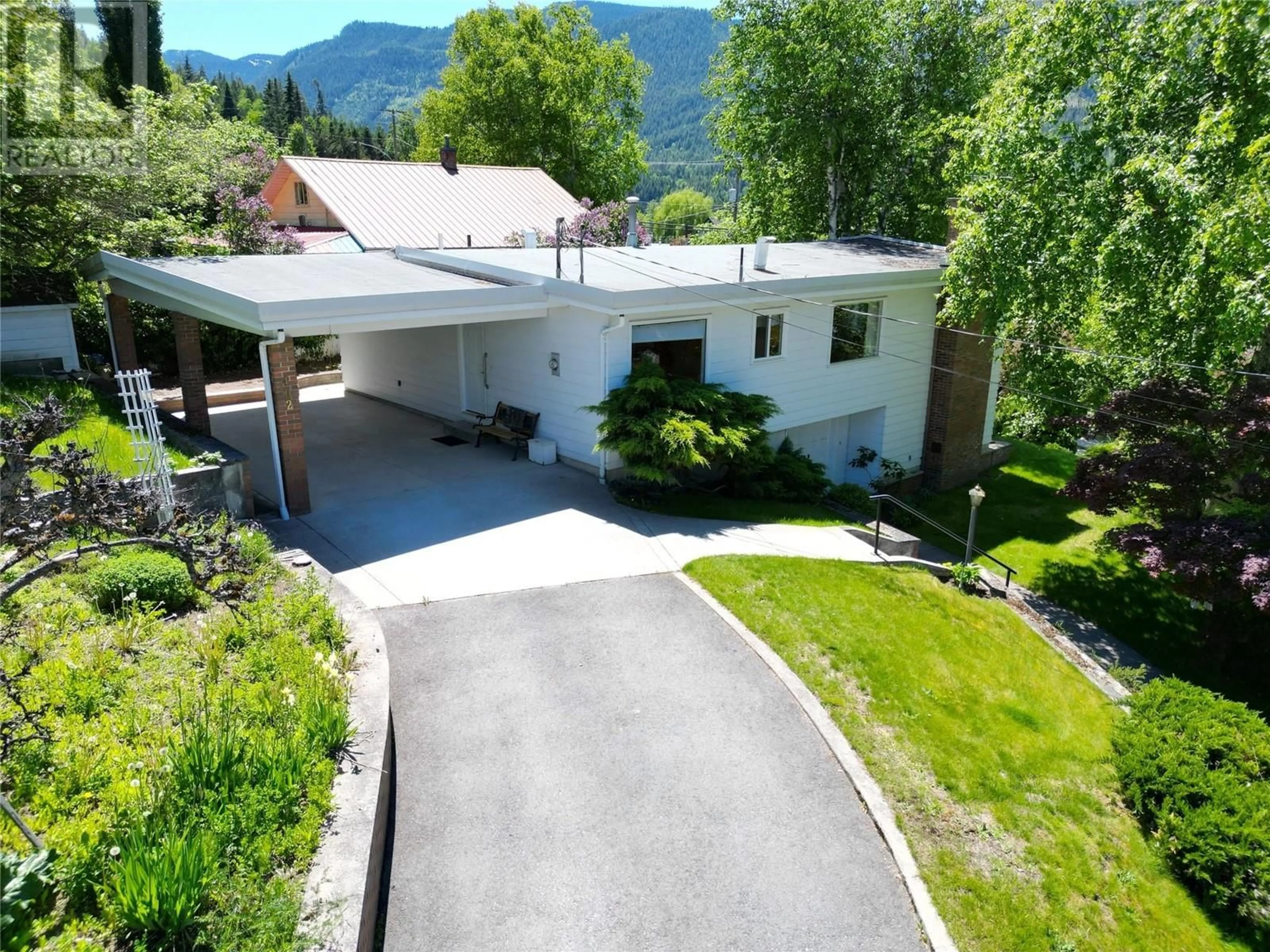 A pic from outside/outdoor area/front of a property/back of a property/a pic from drone, mountain view for 402 BEASLEY STREET, Nelson British Columbia V1L5M7