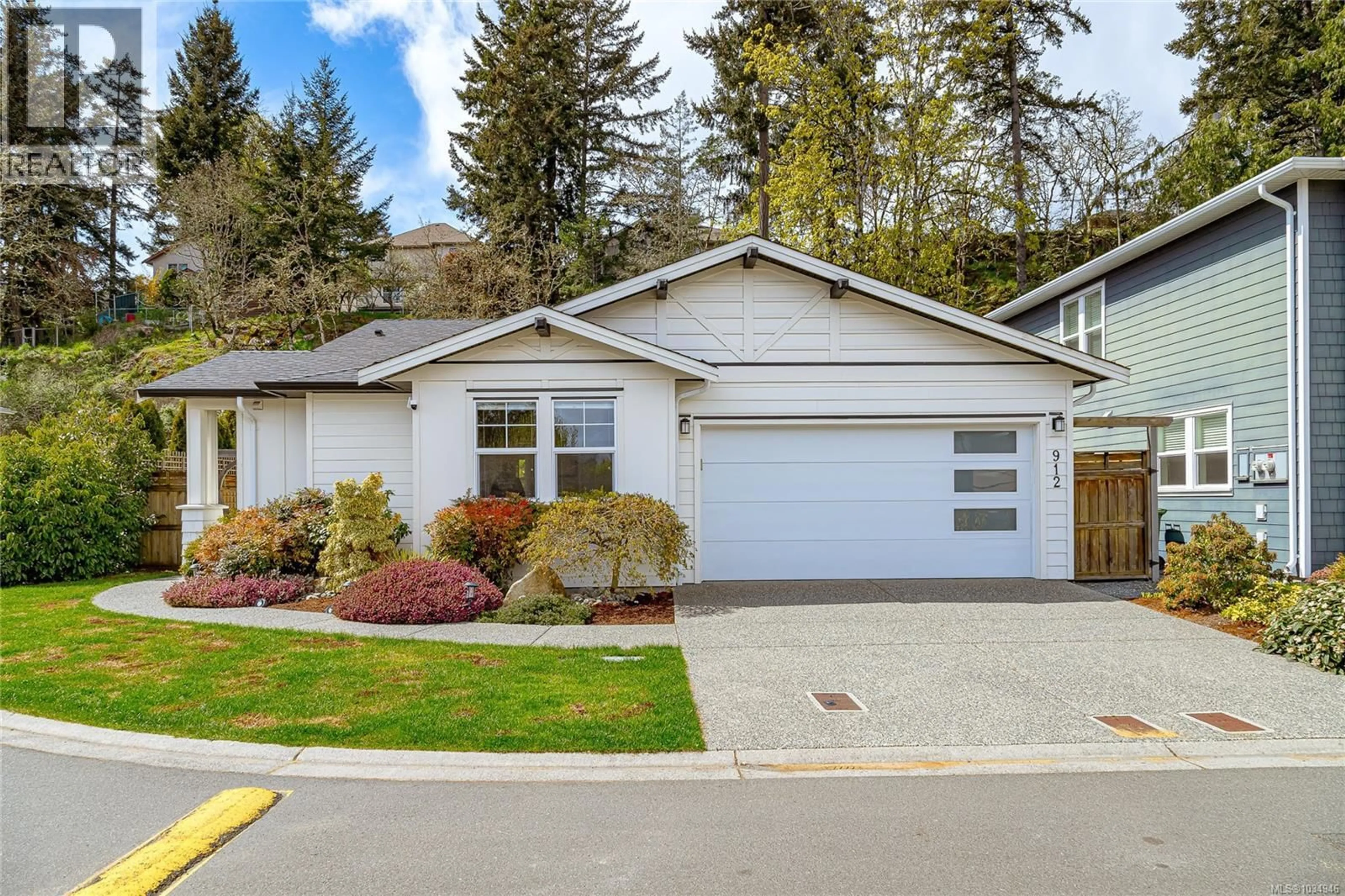 Home with vinyl exterior material, street for 912 RANDALL PLACE, Langford British Columbia V9B5W1