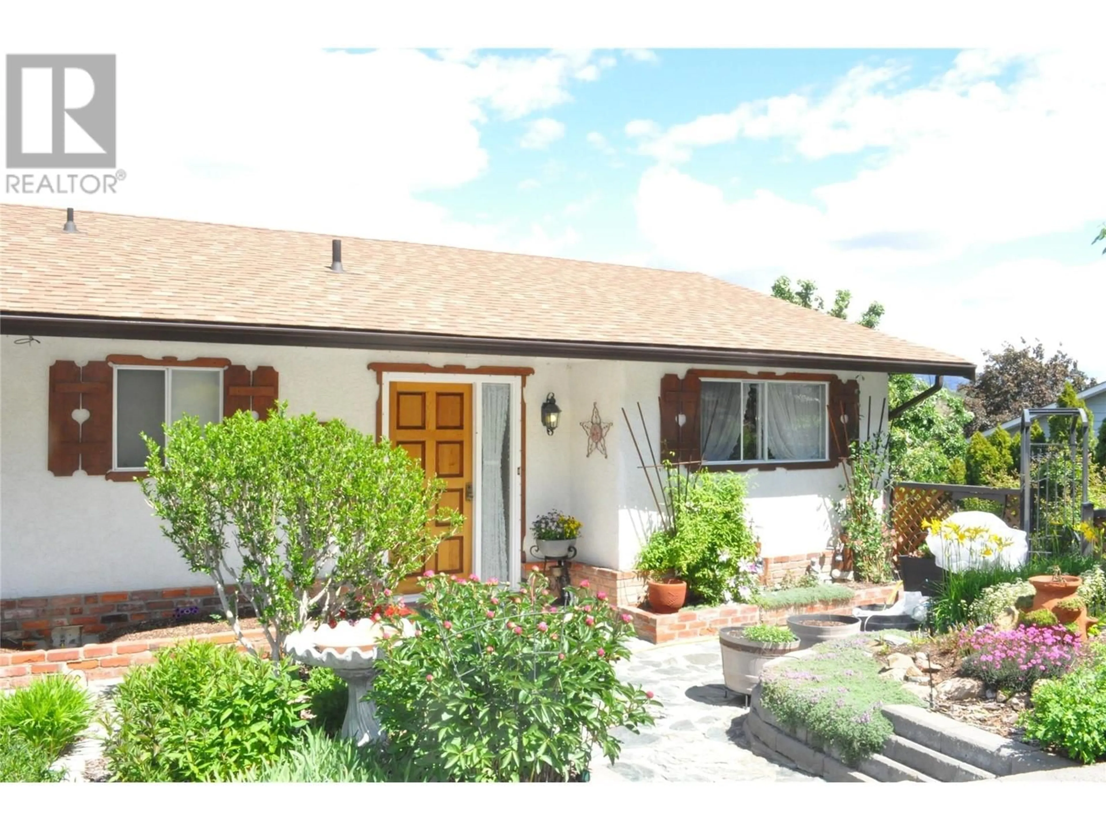 Home with vinyl exterior material, street for 1214 CLEARVIEW DRIVE, Kamloops British Columbia V2C5E5