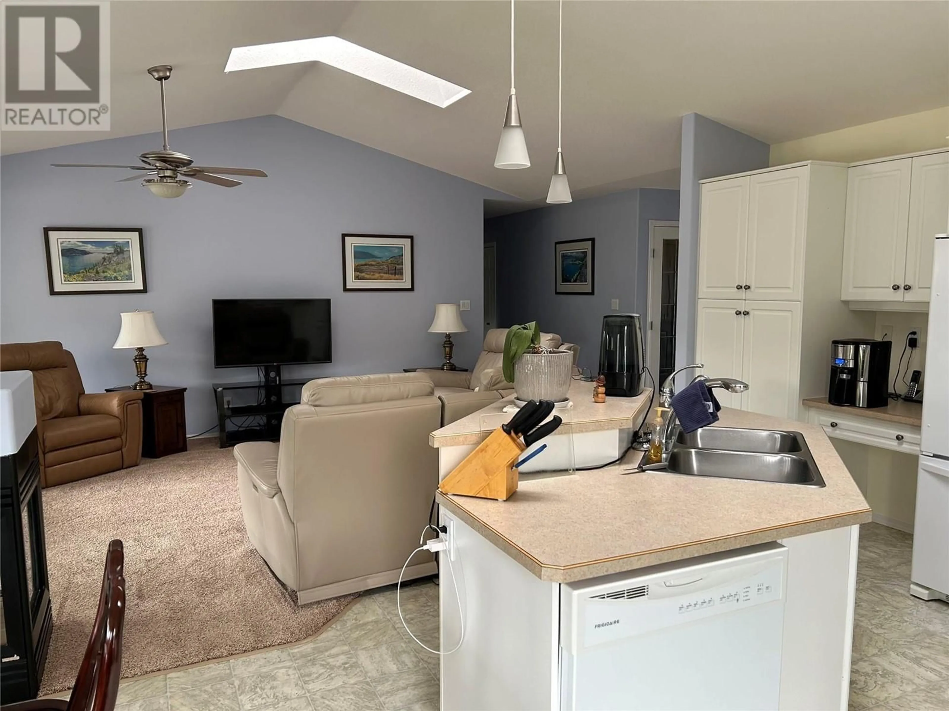 Living room with furniture, unknown for 857 8 AVENUE, Vernon British Columbia V1H1Z1